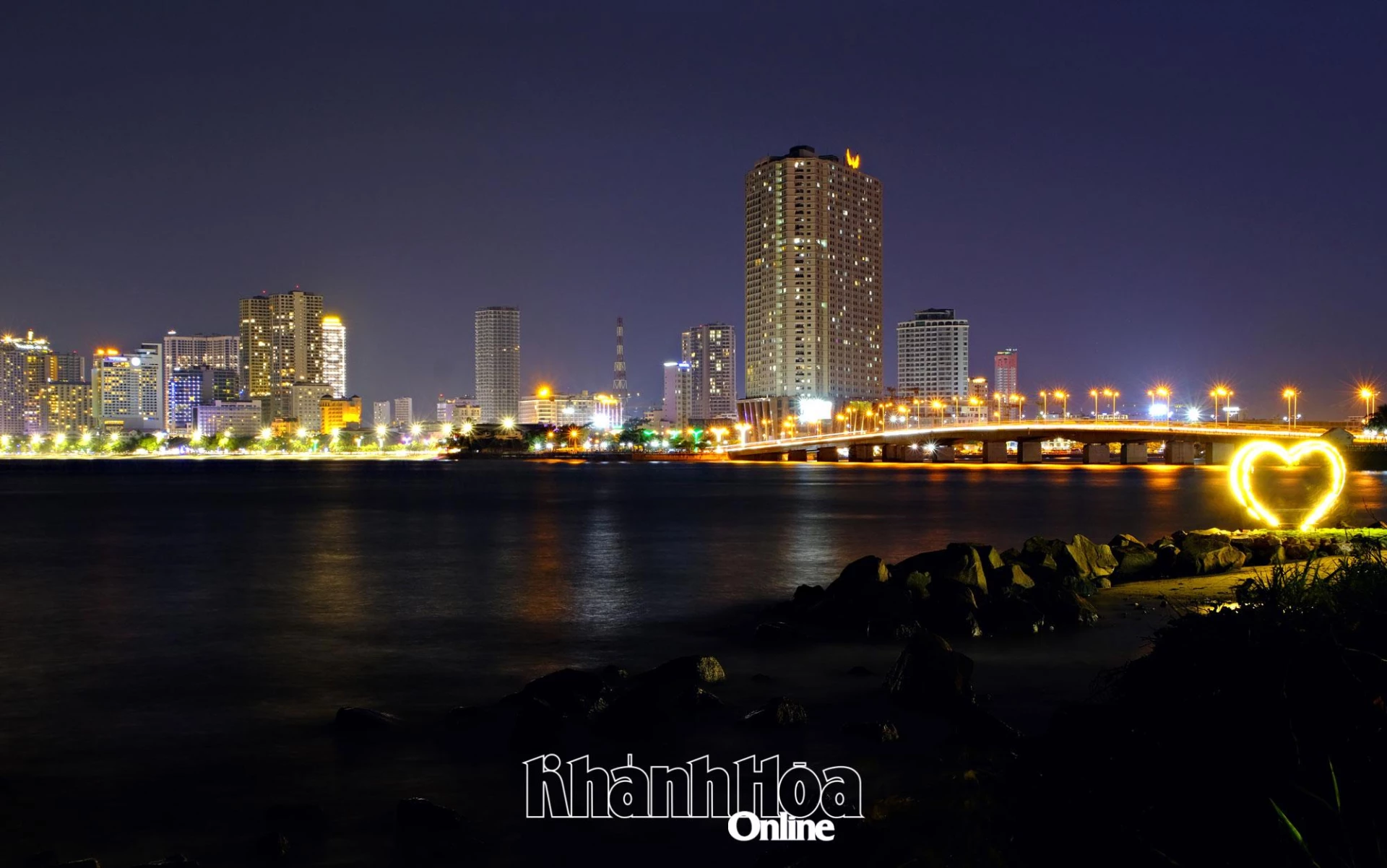 Nha Trang lộng lẫy về đêm.