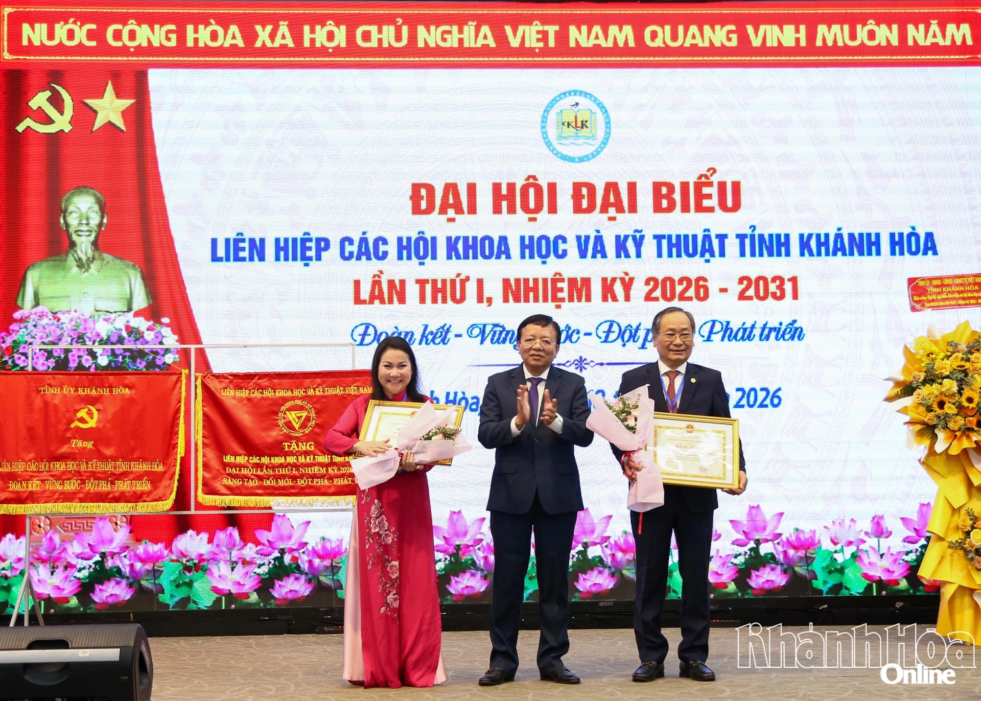 Đồng chí Lê Huyền trao bằng khen của UBND tỉnh cho các tập thể.