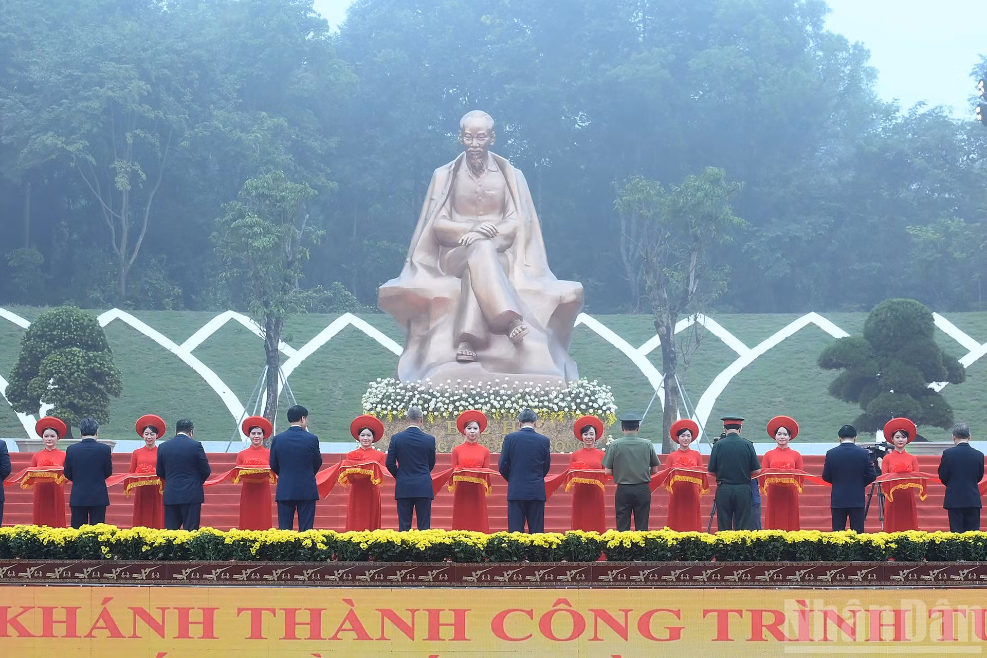 Tổng Bí thư, Chủ tịch nước Tô Lâm và các đồng chí lãnh đạo Đảng, Nhà nước thực hiện nghi thức khánh thành Tượng đài “Bác Hồ với ngày hội non sông”.