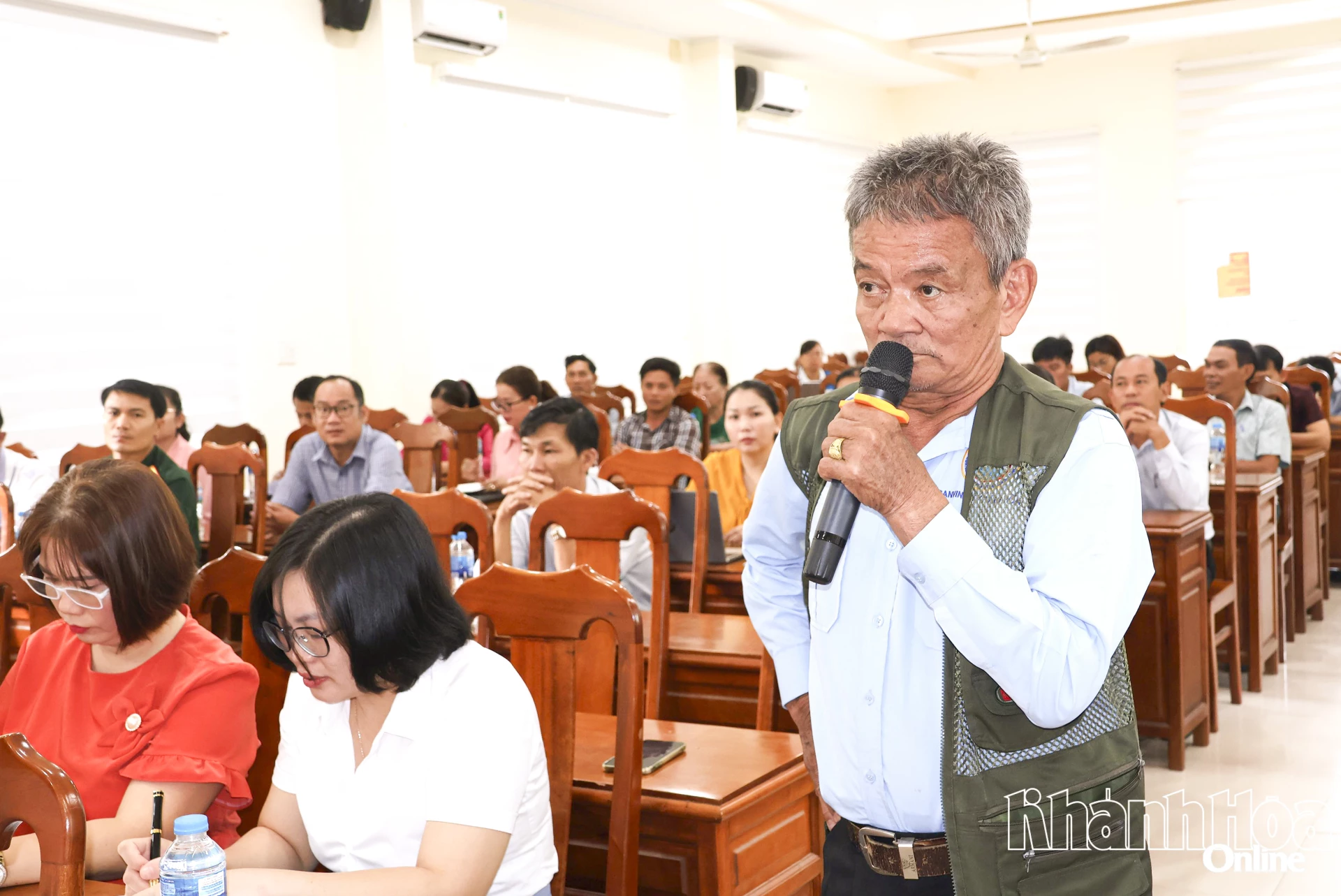 Cử tri nêu kiến nghị.
