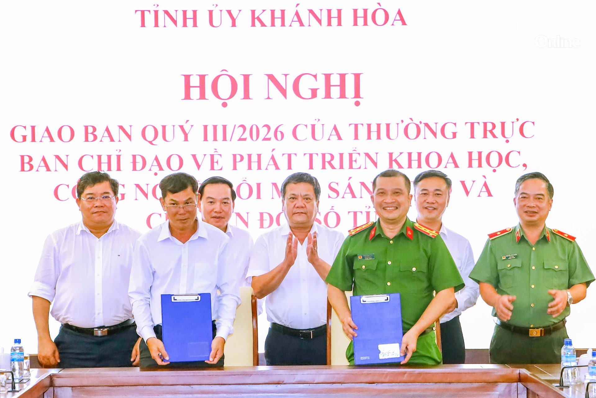 Các đồng chí: Trần Phong, Hồ Xuân Trường, Nguyễn Việt Hùng chứng kiến đại diện Công an tỉnh và Sở Khoa học và Công nghệ ký kết biên bản bàn giao nhiệm vụ của Cơ quan Thường trực Ban Chỉ đạo.