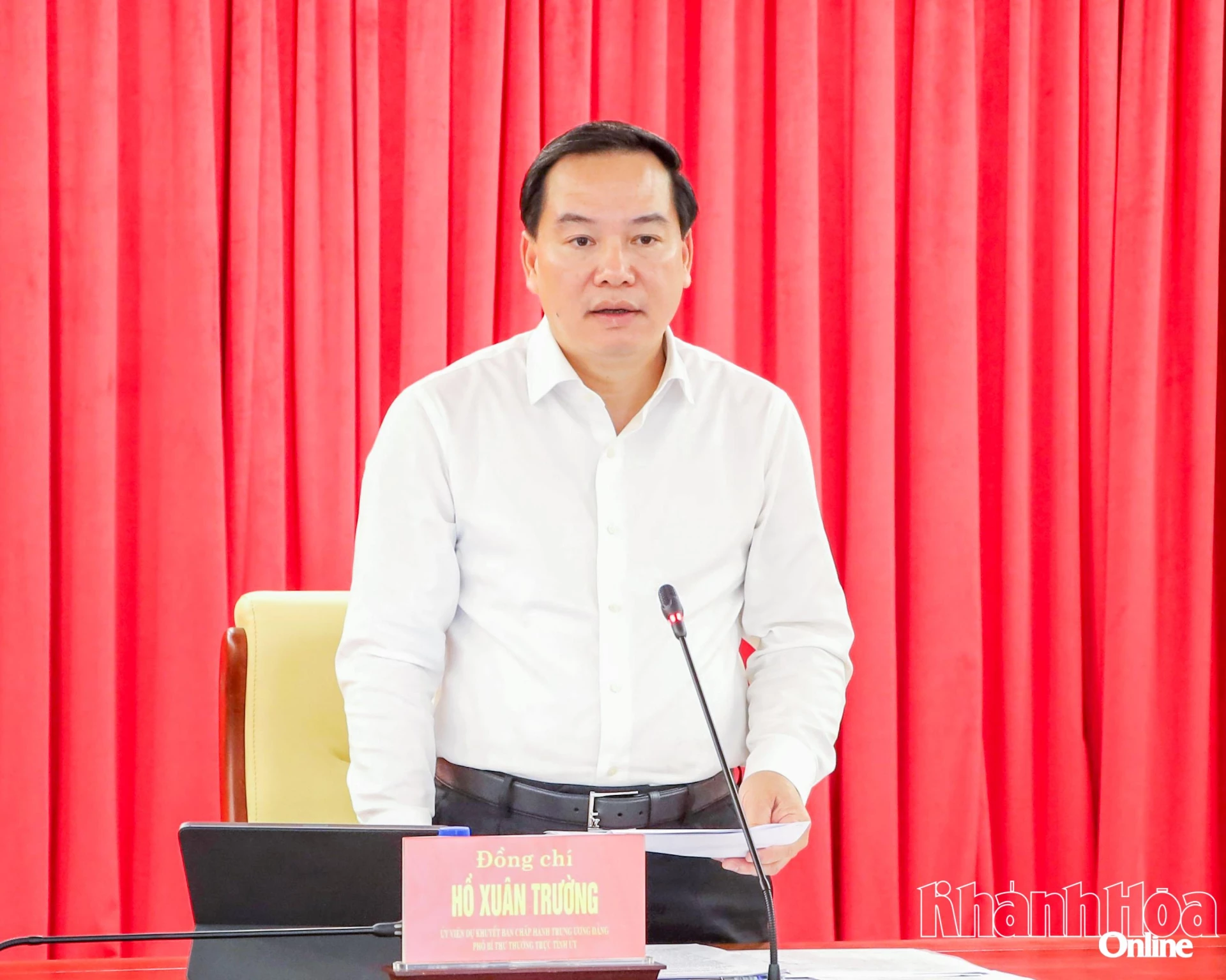 Phó Bí thư Thường trực Tỉnh ủy Hồ Xuân Trường phát biểu kết luận hội nghị.