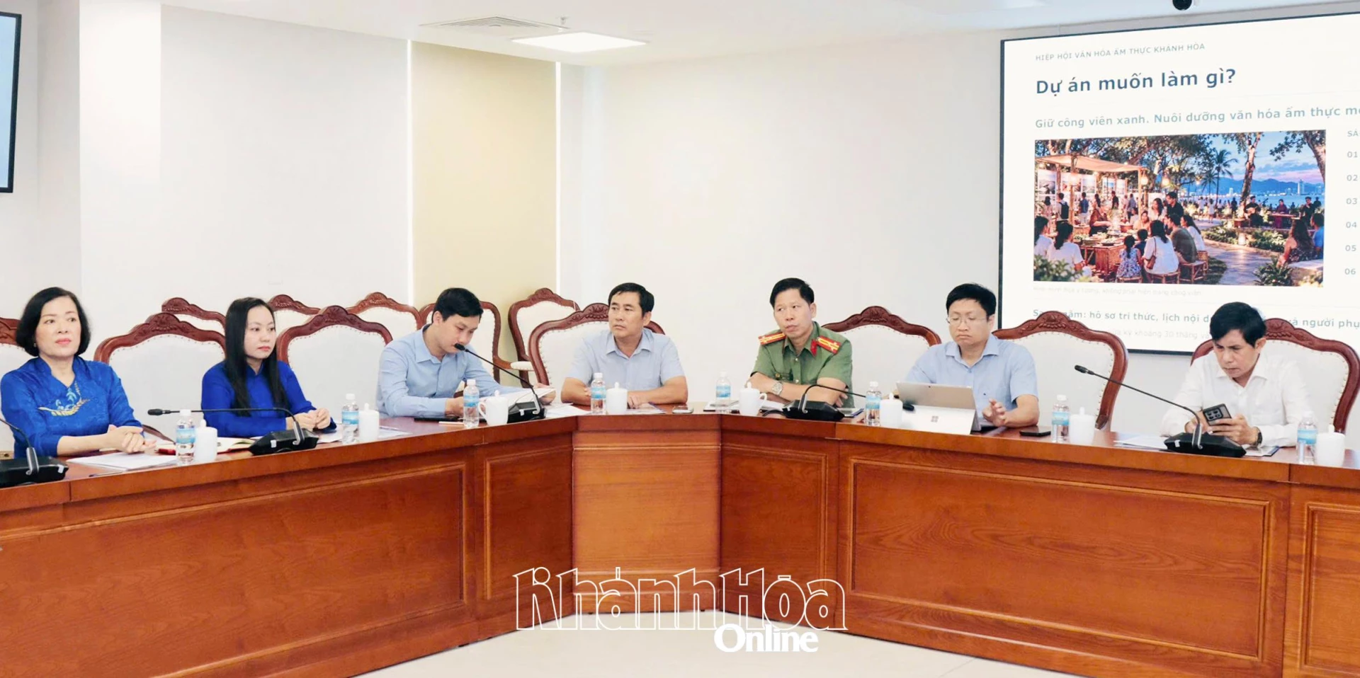 Các đại biểu tham dự cuộc họp.
