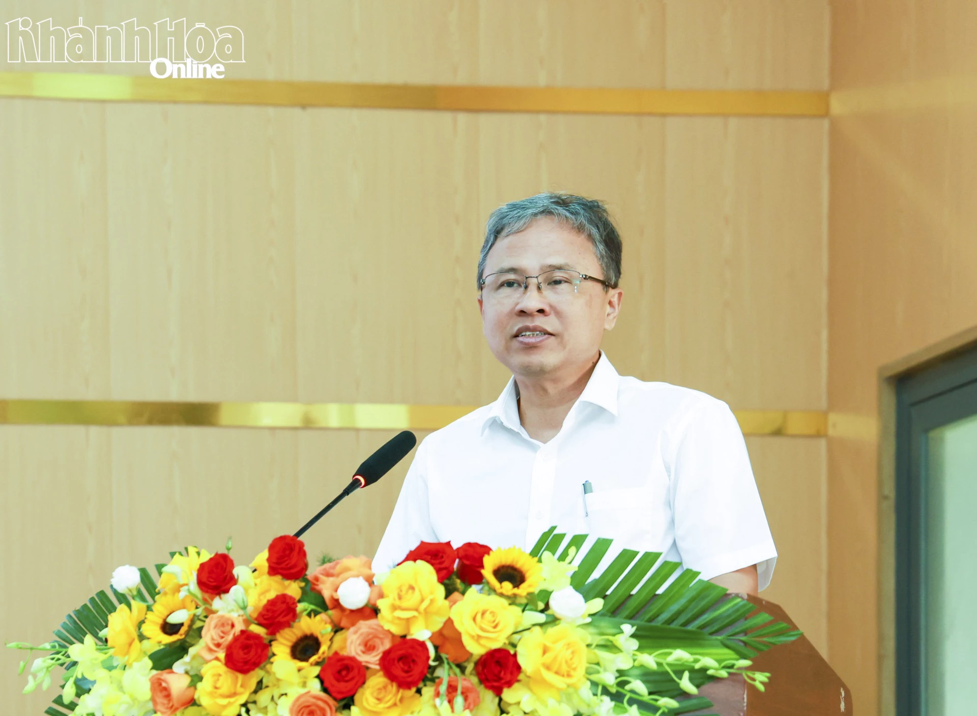 Đồng chí Trần Hòa Nam phát biểu tại buổi tiếp xúc cử tri.