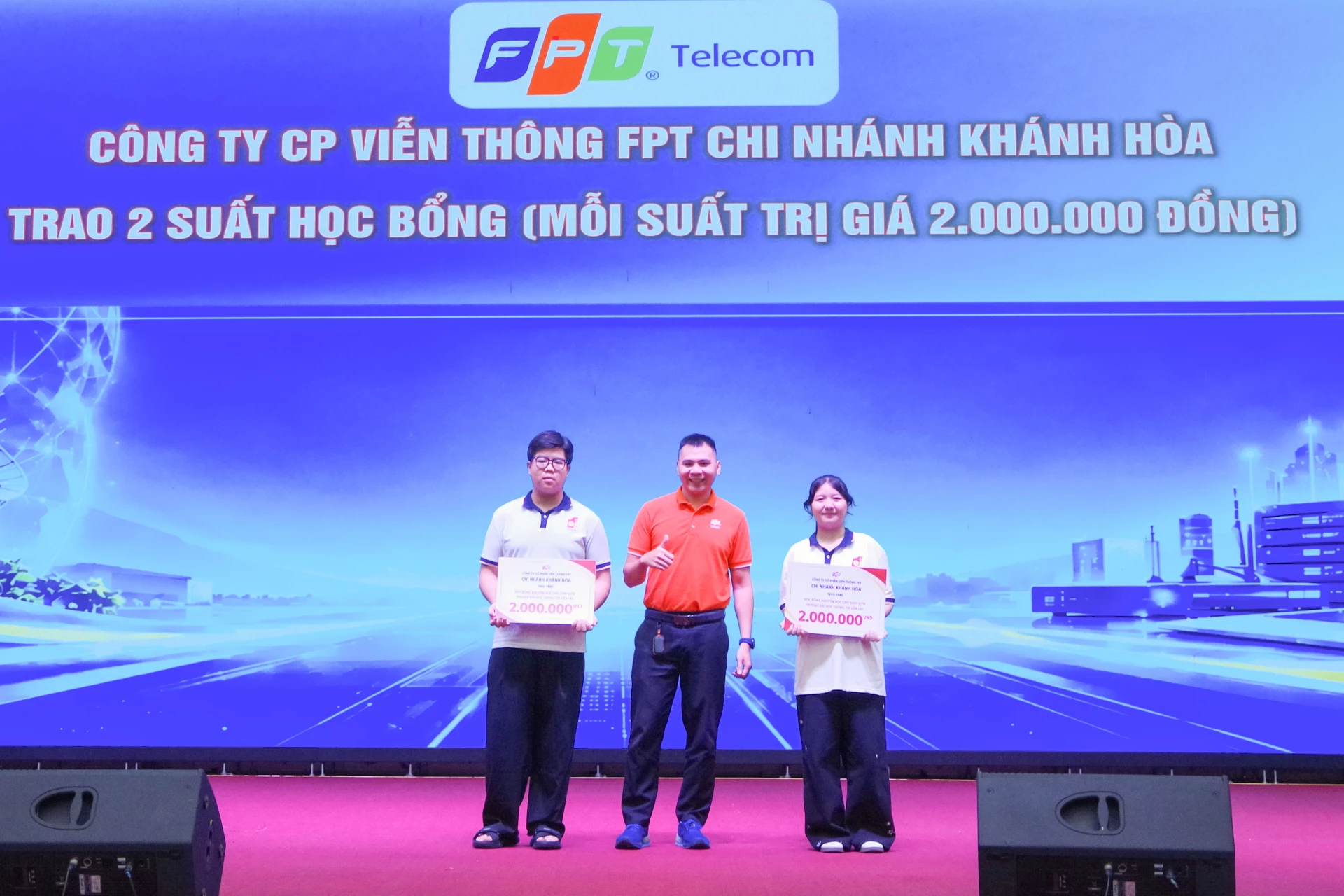 Công ty Cổ phần Viễn thông FPT chi nhánh Khánh Hòa trao học bổng cho thủ khoa 2 ngành học.