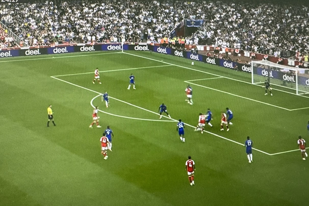 Arsenal (áo đỏ) ngược dòng thắng Chelsea 2-1
