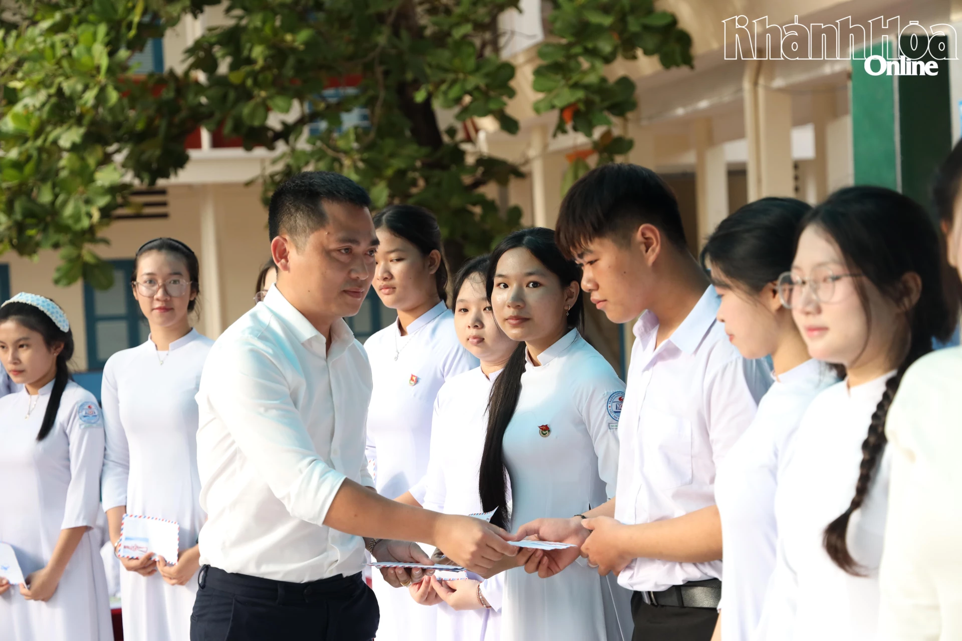 Cựu học sinh Trường THPT Trần Hưng Đạo trao học bổng cho học sinh