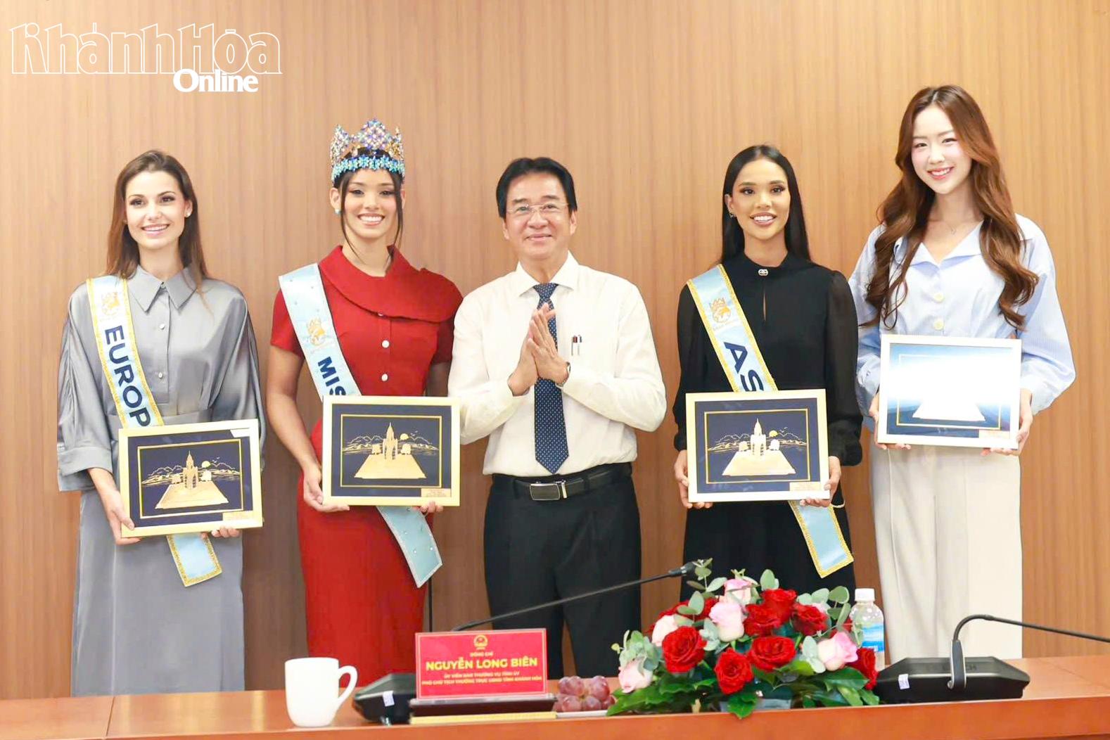 Nguyen Long Bien presents gifts to Miss World Joheirry Mola Dominguez and top titleholders of Miss World 2026