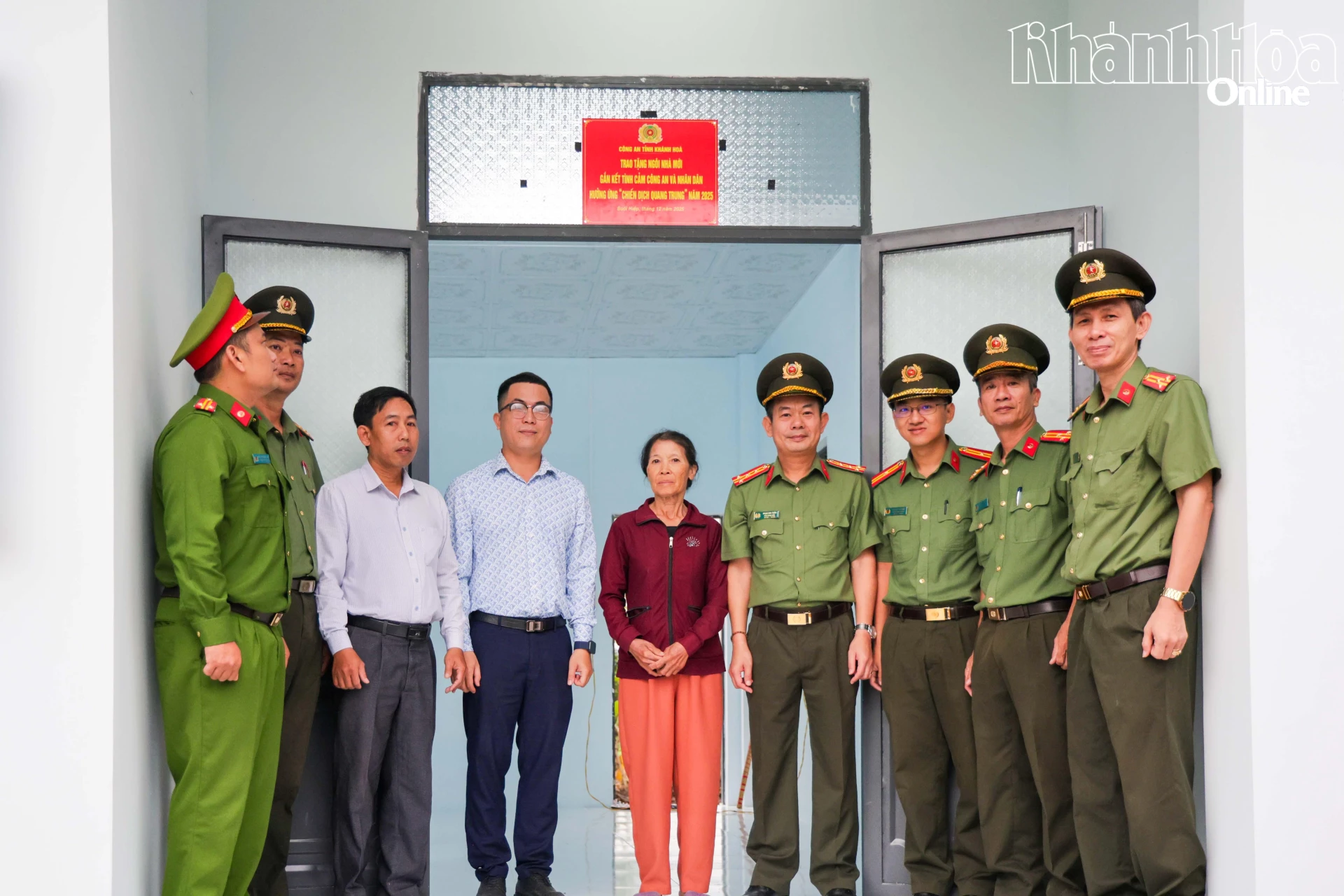 Bà Cao Thị Thu (xã Suối Hiệp) vui mừng trong căn nhà mới khang trang do Công an tỉnh Khánh Hòa trao tặng trong Chiến dịch Quang Trung.