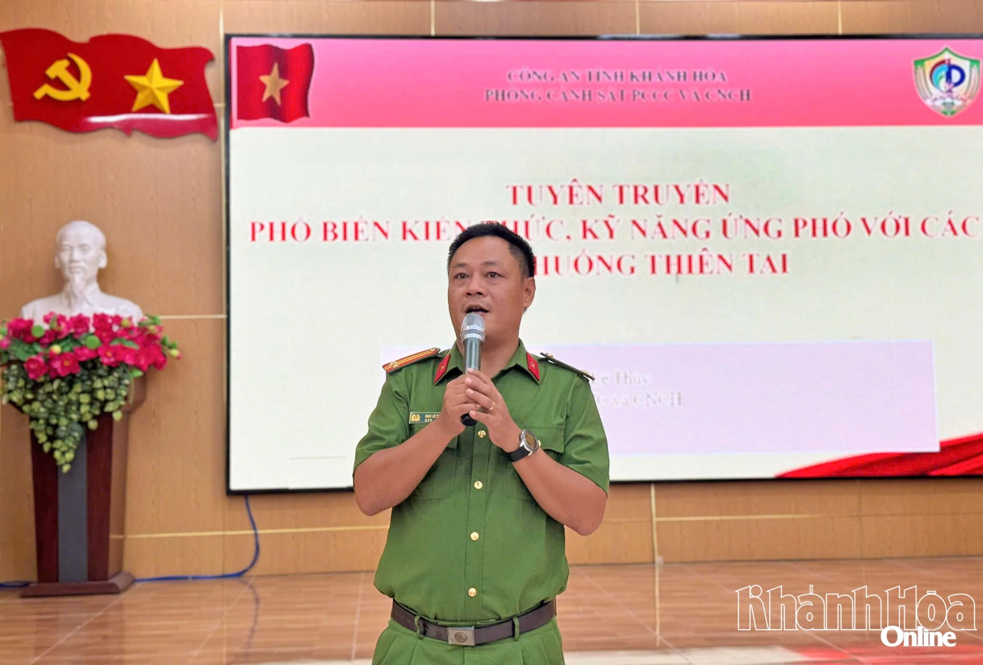 Báo cáo viên truyền đạt tại hội nghị. 