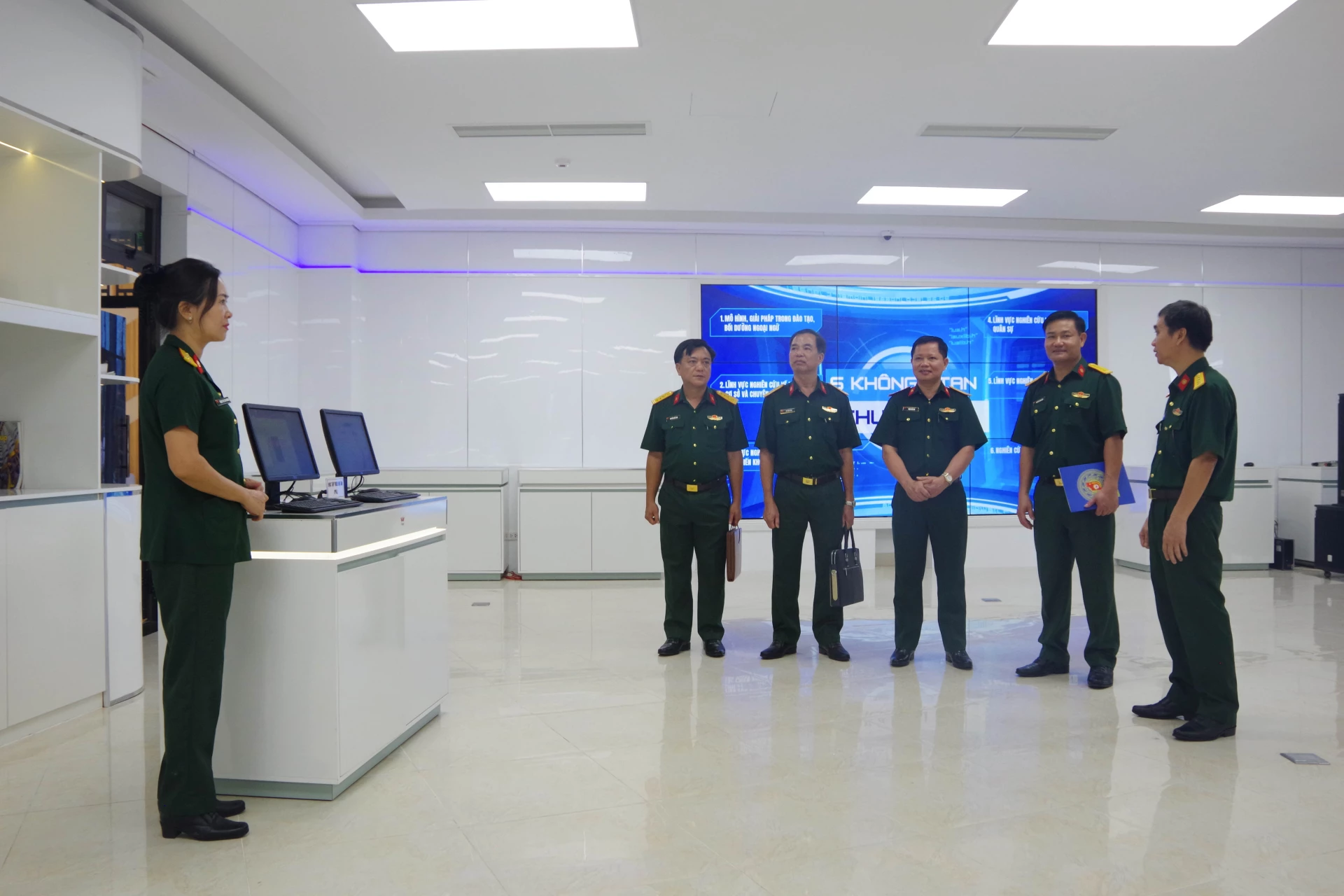 Đoàn tham quan tại Trung tâm Công nghệ thông tin và Ngoại ngữ.