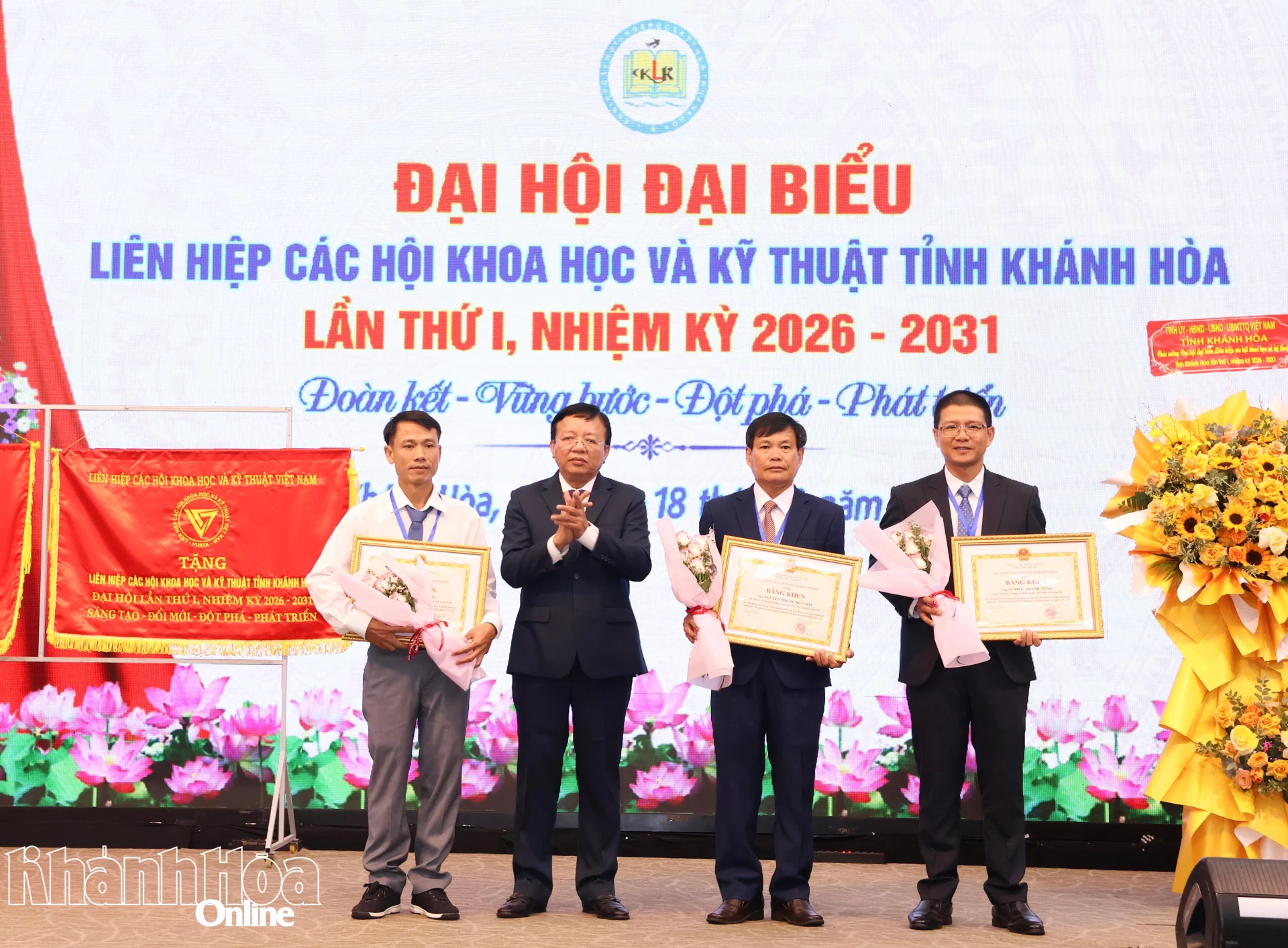 Đồng chí Lê Huyền trao bằng khen của UBND tỉnh cho các cá nhân.