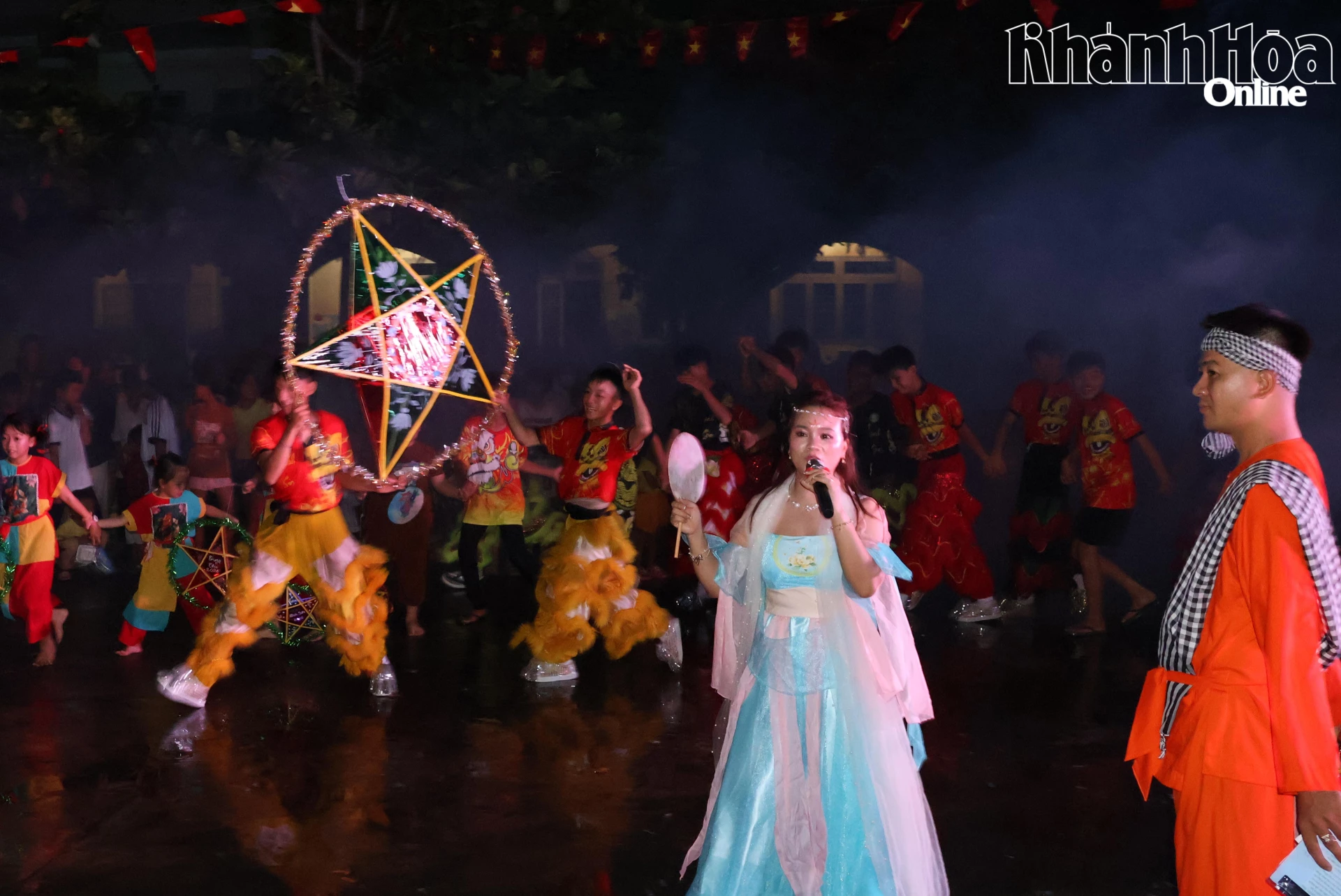 Tiết mục Rước đèn ông sao đã mang đến không khi vui nhộn cho các cháu thiếu nhi là đồng bào dân tộc thiểu số.
