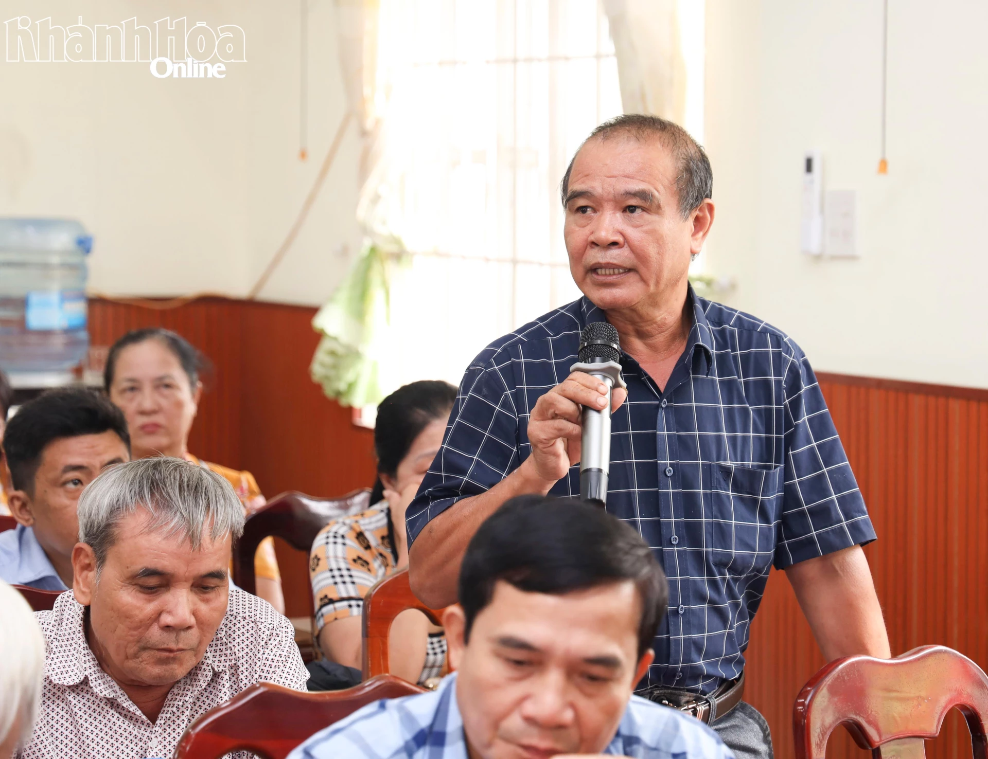 Cử tri phường Cam Ranh kiến nghị tại buổi tiếp xúc. 