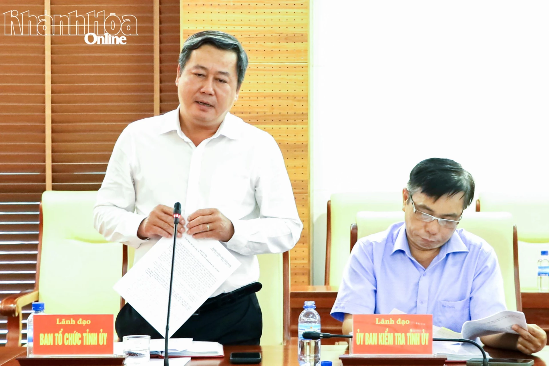 Lãnh đạo Ban Tổ chức Tỉnh ủy báo cáo một số nội dung tại hội nghị.
