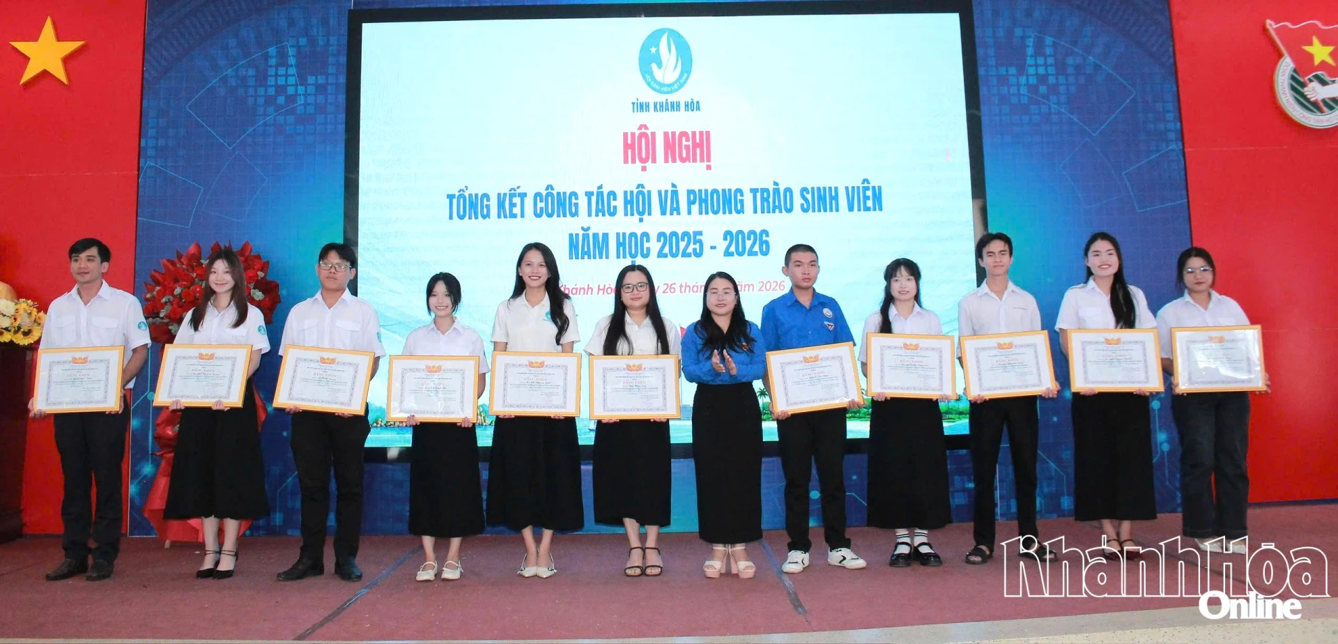 Lãnh đạo Tỉnh đoàn trao giấy khen cho các cá nhân có thành tích xuất sắc.