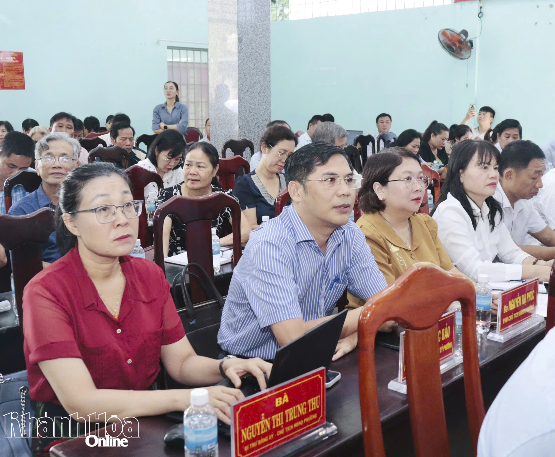 Các đại biểu, cử tri phường Bắc Nha Trang tại buổi tiếp xúc cử tri.