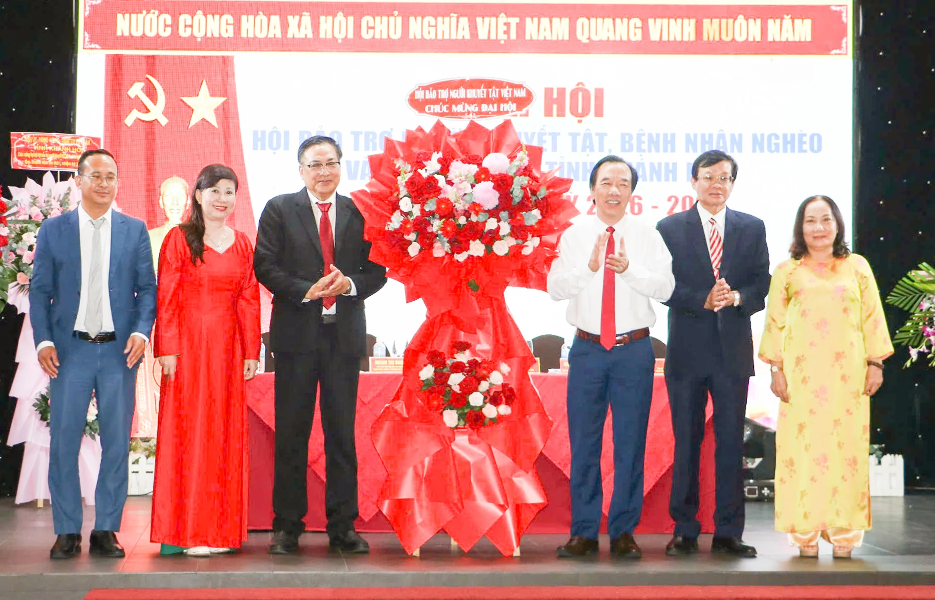 Lãnh đạo Hội Bảo trợ người khuyết tật Việt Nam tặng hoa chúc mừng đại hội.