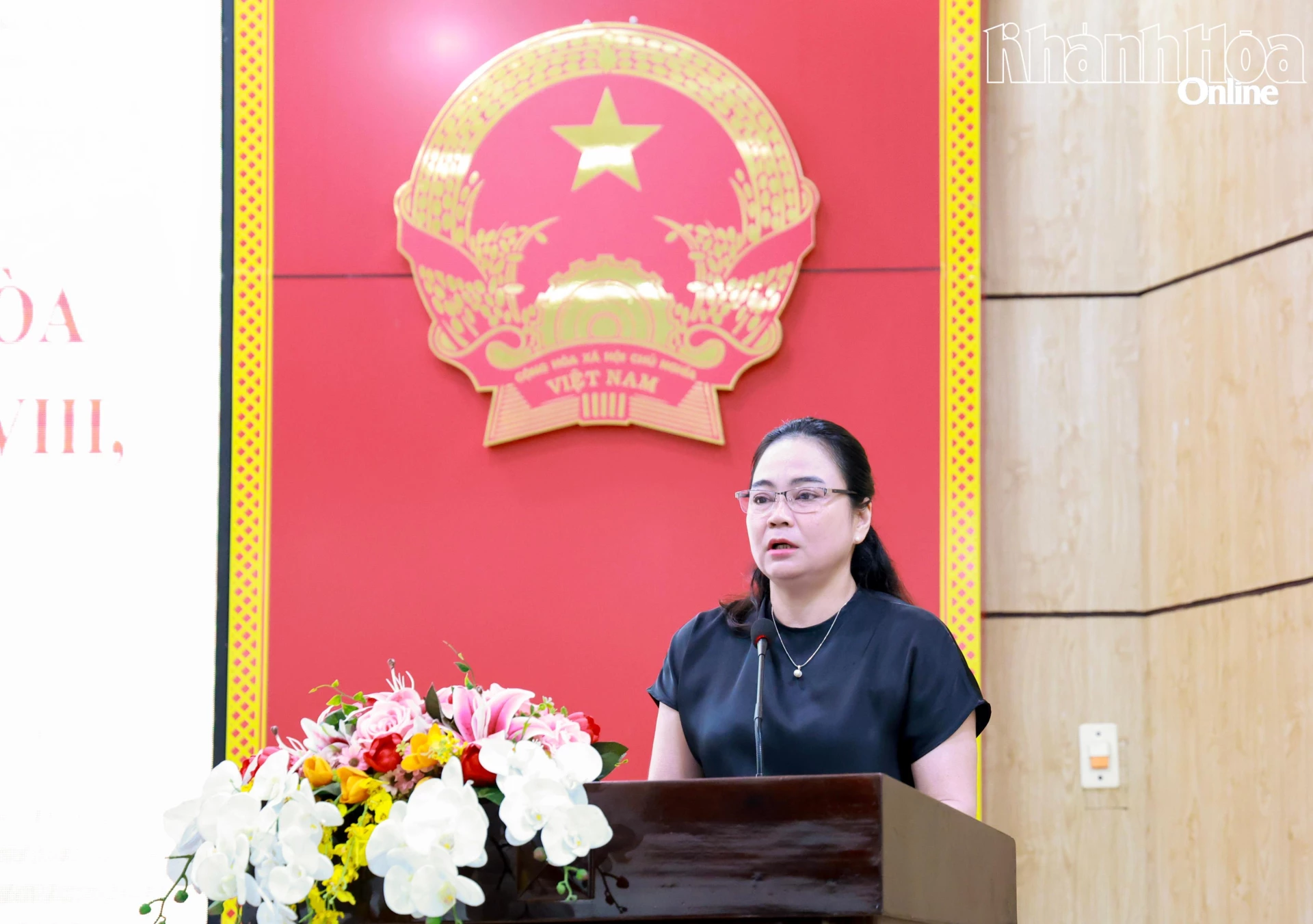 Đại biểu HĐND tỉnh trao đổi, trả lời một số kiến nghị của cử tri tại buổi tiếp xúc.