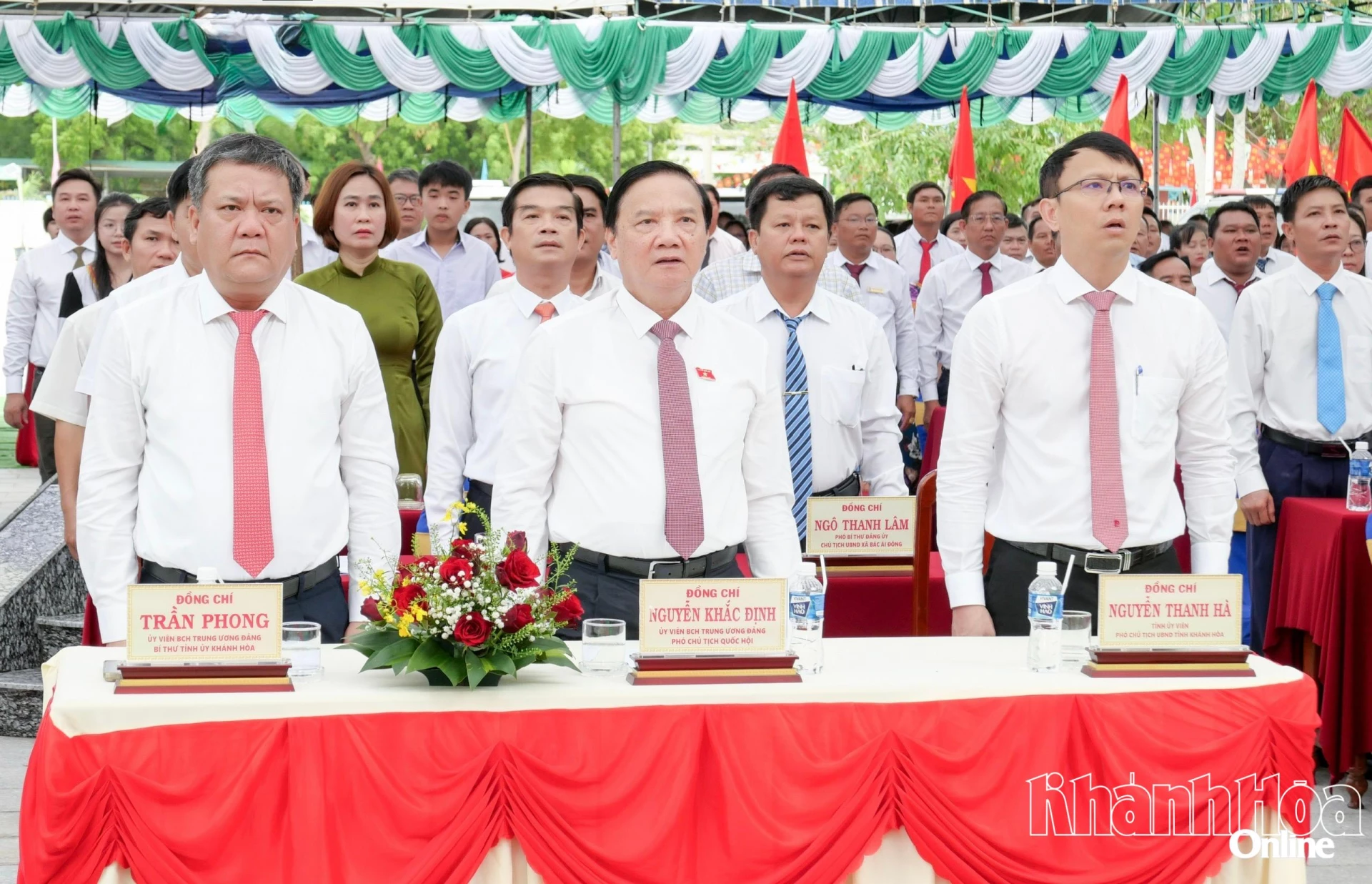 Các đồng chí: Nguyễn Khắc Định, Trần Phong, Nguyễn Thanh Hà thực hiện nghi thức chào cờ.