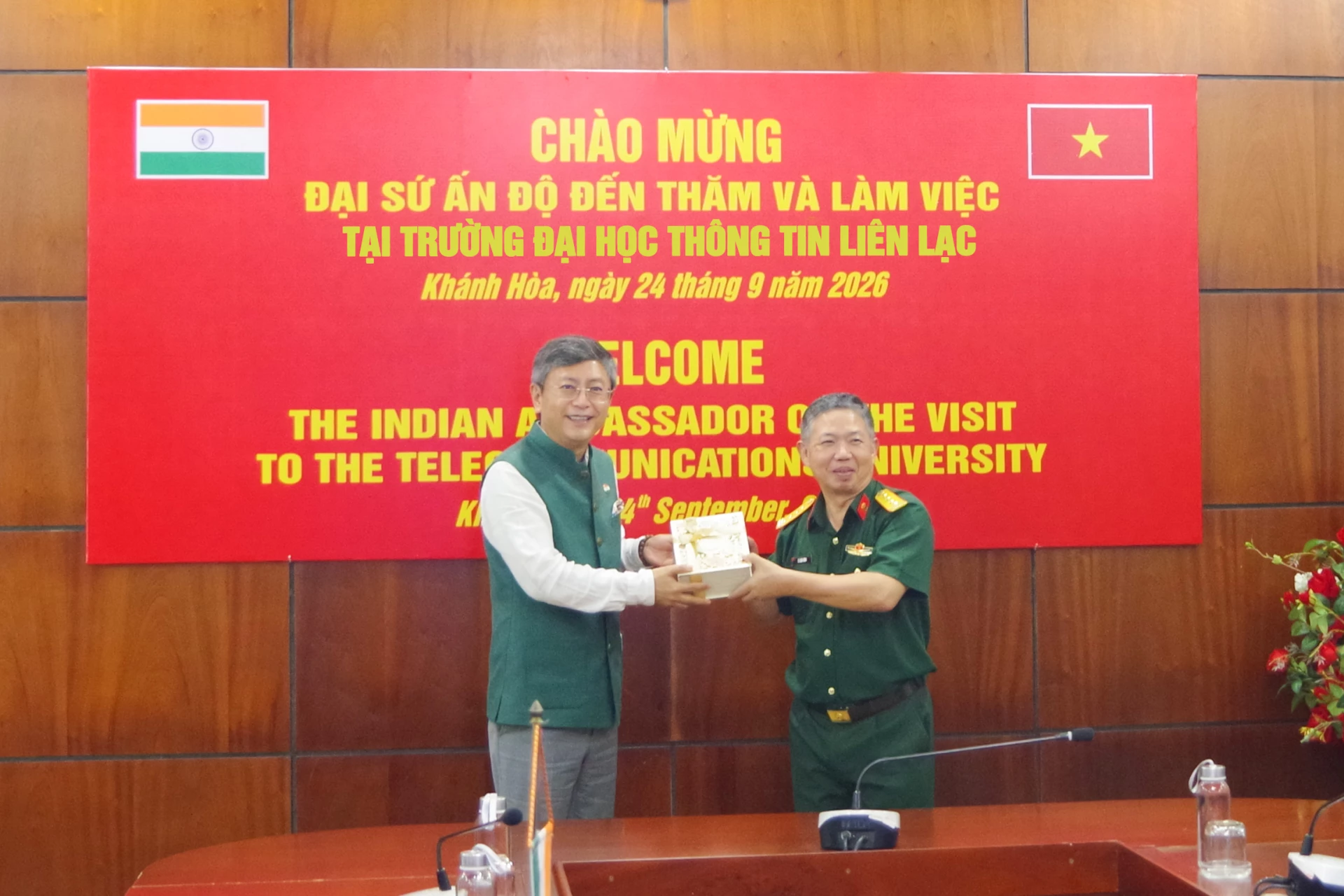Đại sứ Ấn Độ tặng quà lưu niệm cho Nhà trường.