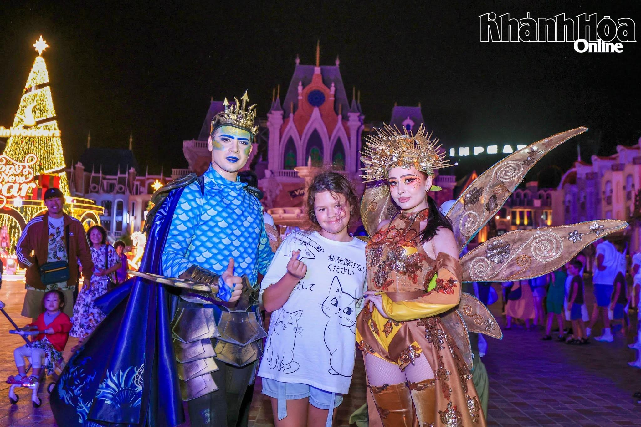 Khách du lịch thích thú chụp ảnh với cặp đôi diễn viên chính của Tata Show.