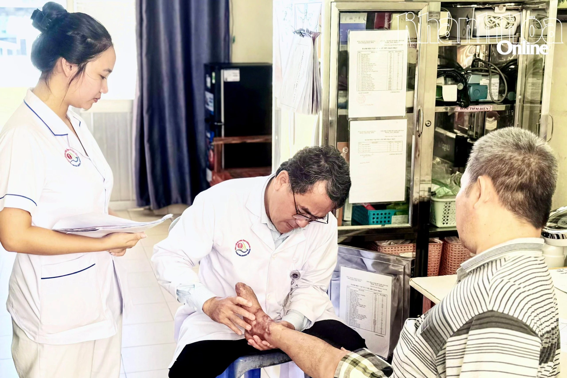 Bác sĩ Trung tâm Chấn thương Chỉnh hình - Bỏng, Bệnh viện Đa khoa Khánh Hòa tái khám cho trường hợp bị chấn thương nặng vùng cổ chân, bàn chân.