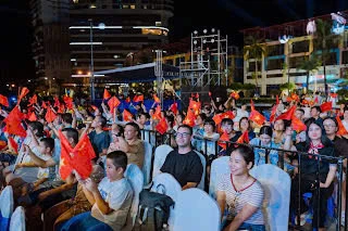 Sắc đỏ Quốc kỳ và những gương mặt rạng rỡ cho thấy sức lan tỏa của đêm nhạc tới người dân địa phương lẫn du khách.