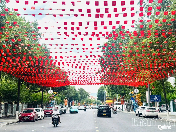 Phố phường khu vực Nha Trang rực rỡ sắc cờ chào mừng ngày Quốc khánh