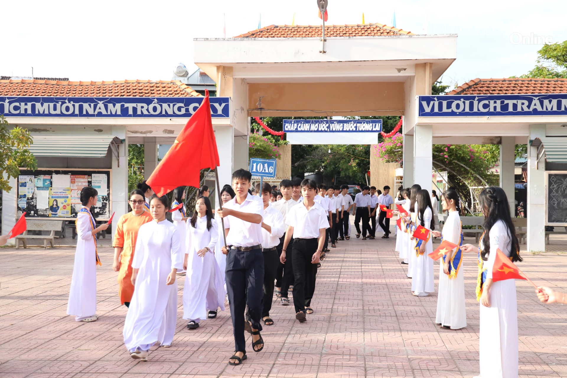 Nghi thức đón các em học sinh lớp 10