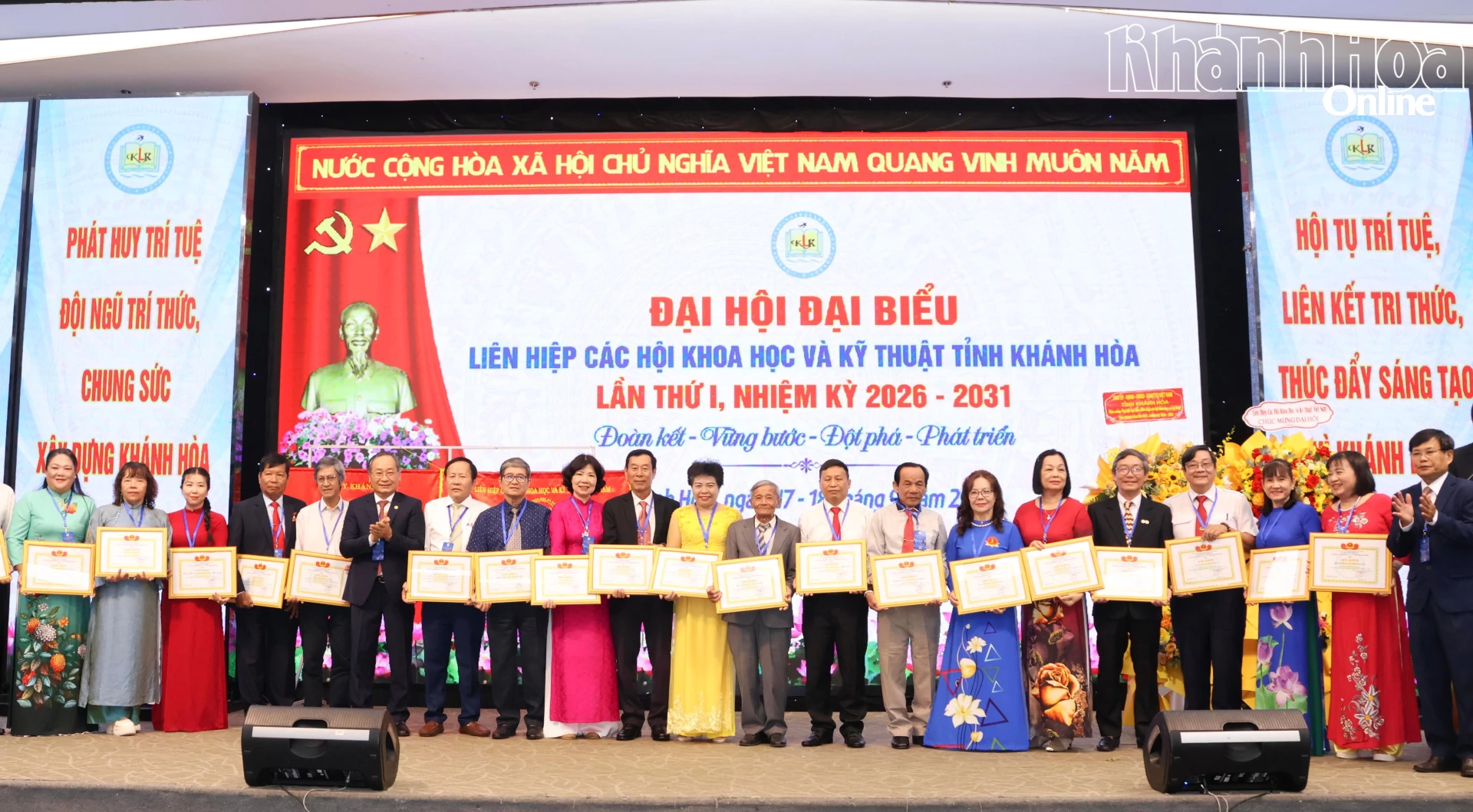 Lãnh đạo Liên hiệp các Hội Khoa học và Kỹ thuật tỉnh trao giấy khen cho các tập thể, cá nhân