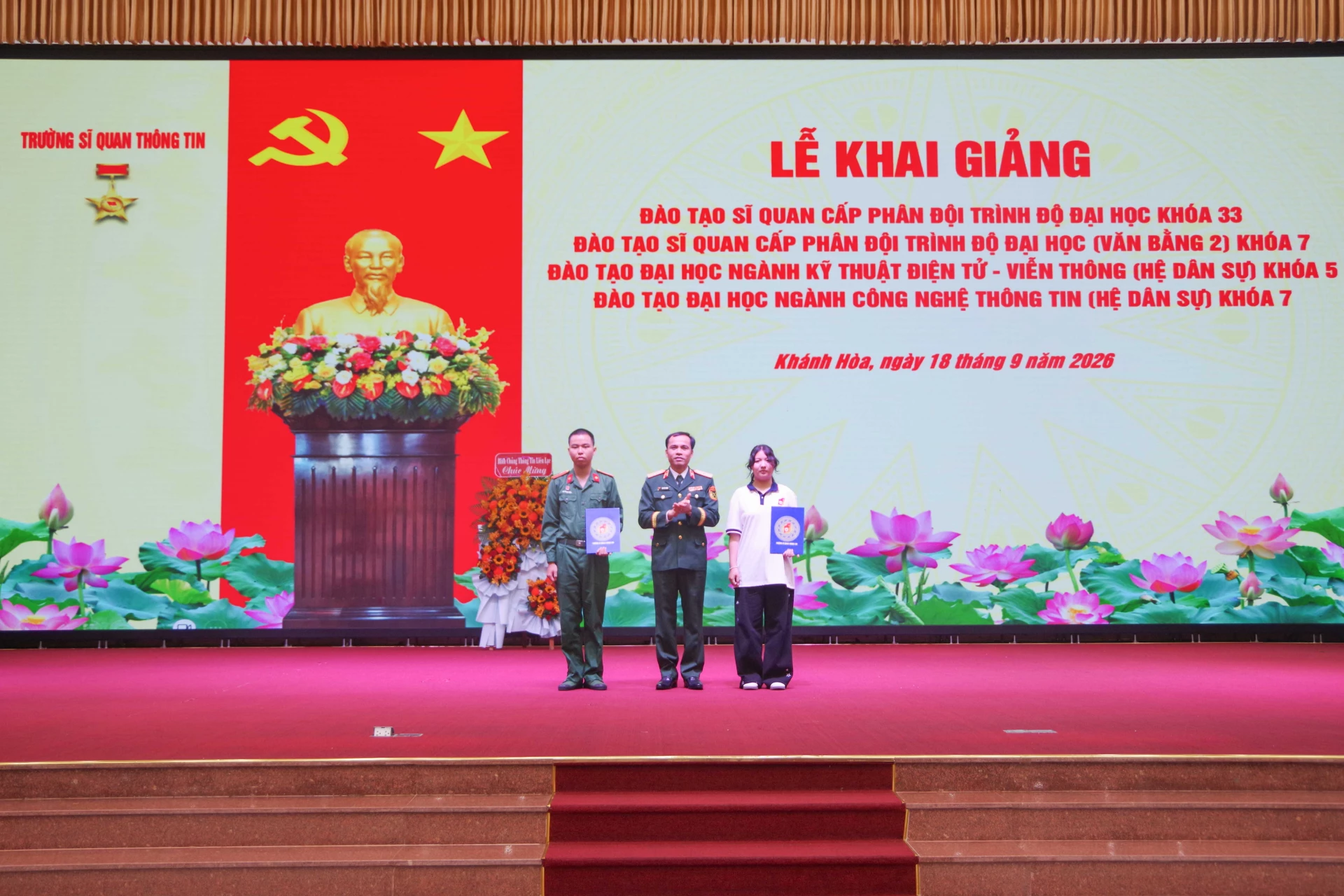 Thiếu tướng Vũ Viết Hoàng tặng quà cho thủ khoa đầu vào hệ quân sự và hệ dân sự của nhà trường.