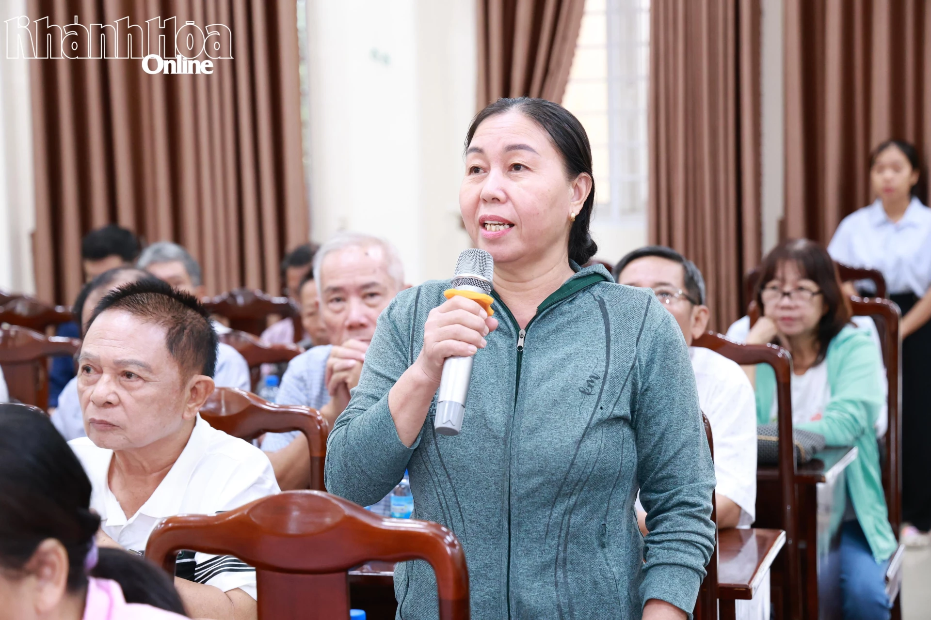 Cử tri phường Ninh Hòa ý kiến, kiến nghị tại buổi tiếp xúc.