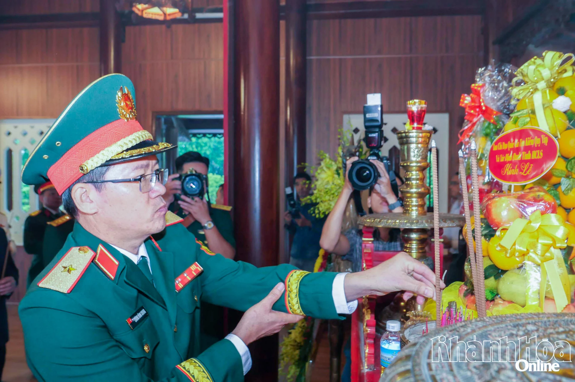 Thiếu tướng Lương Đình Chung thành kính dâng hương tại Đền thờ Bác Hồ và các anh hùng liệt sĩ tại Nghĩa trang liệt sĩ Hòn Dung.