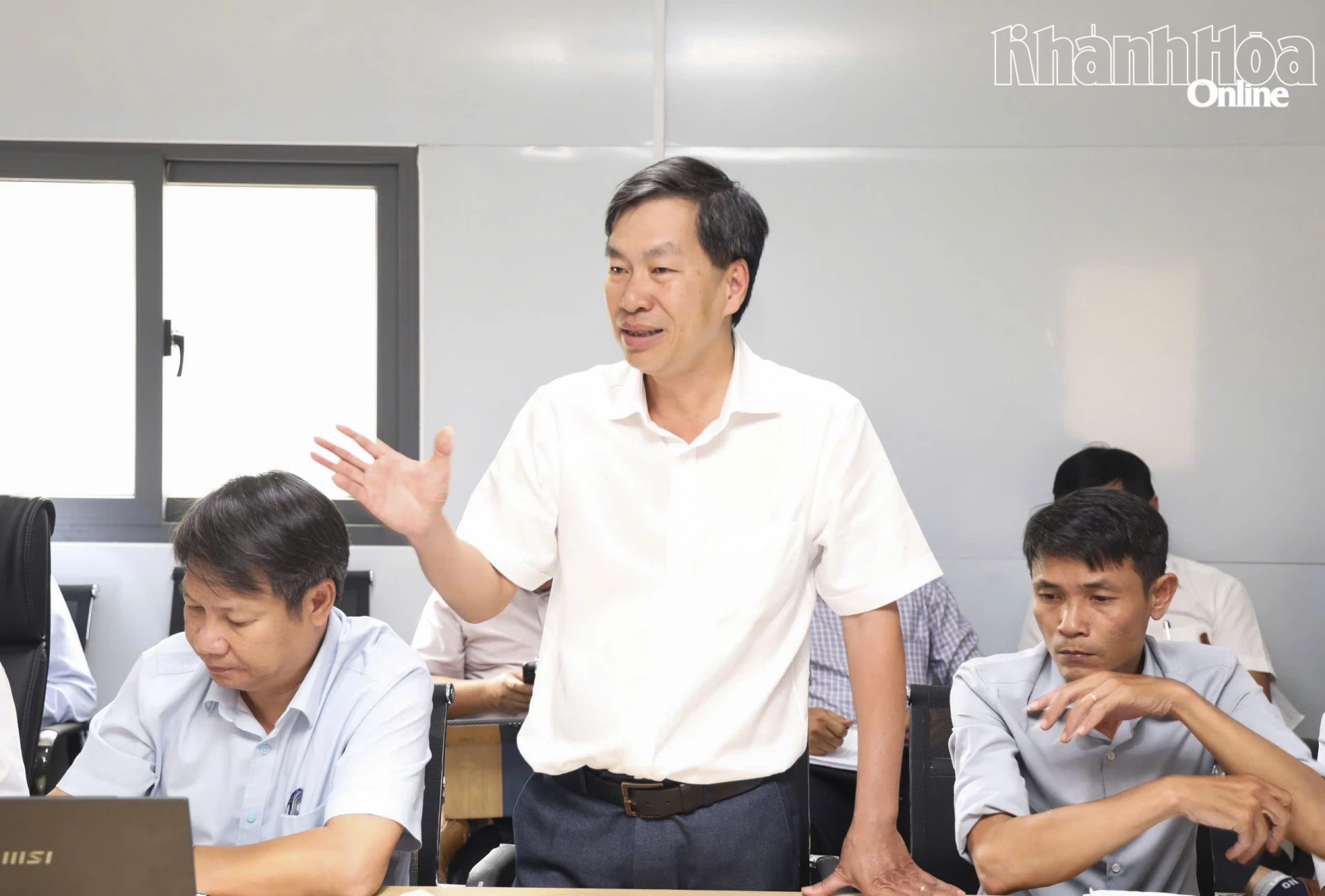 Ông Phạm Văn Hòa - Phó Giám đốc Ban Quản lý Dự án Đầu tư xây dựng các công trình nông nghiệp và giao thông tỉnh giải trình ý kiến của đoàn giám sát. 