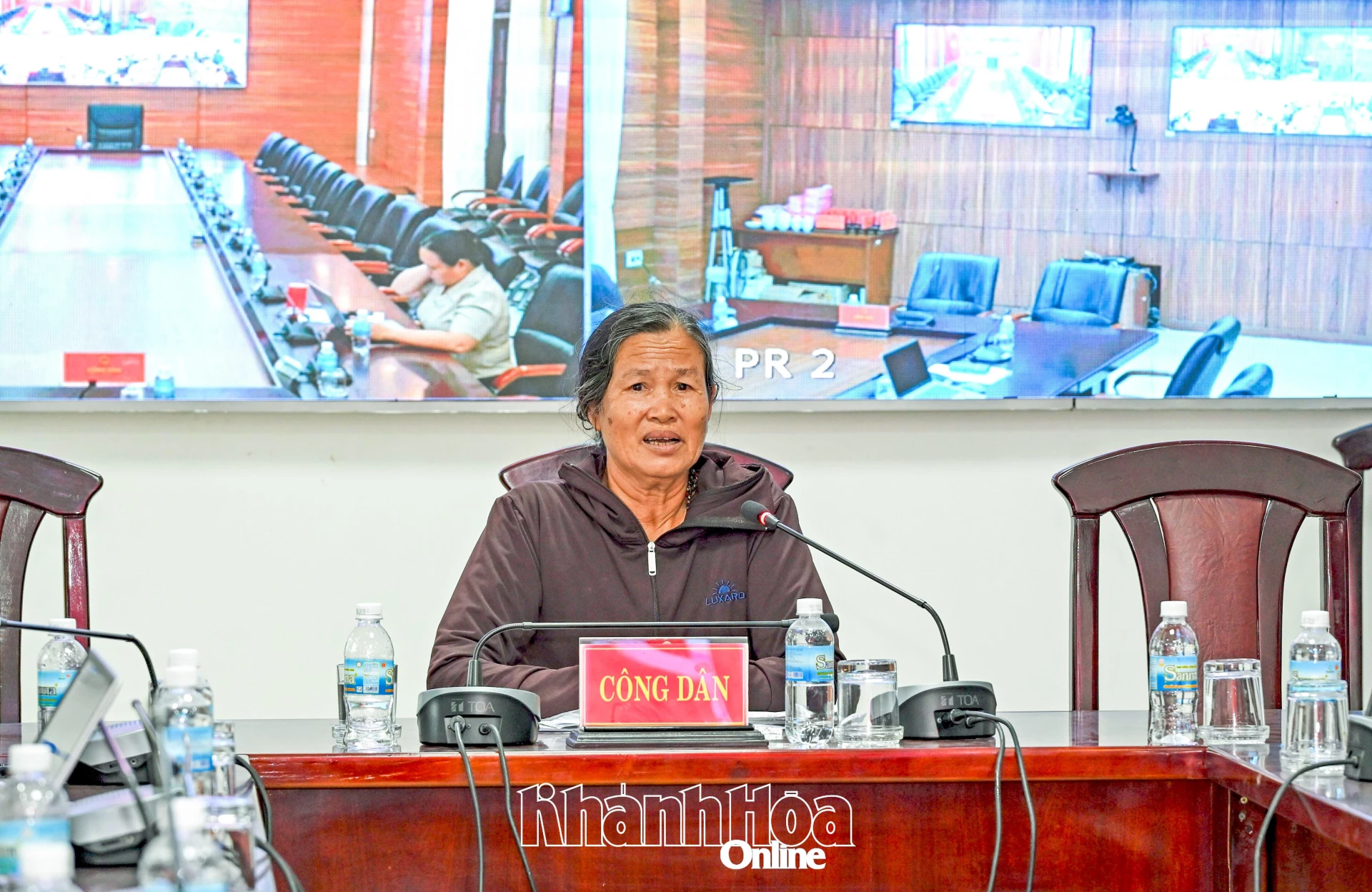 Bà Nguyễn Thị Bốn (phường Nam Nha Trang) trình bày tại buổi tiếp công dân.