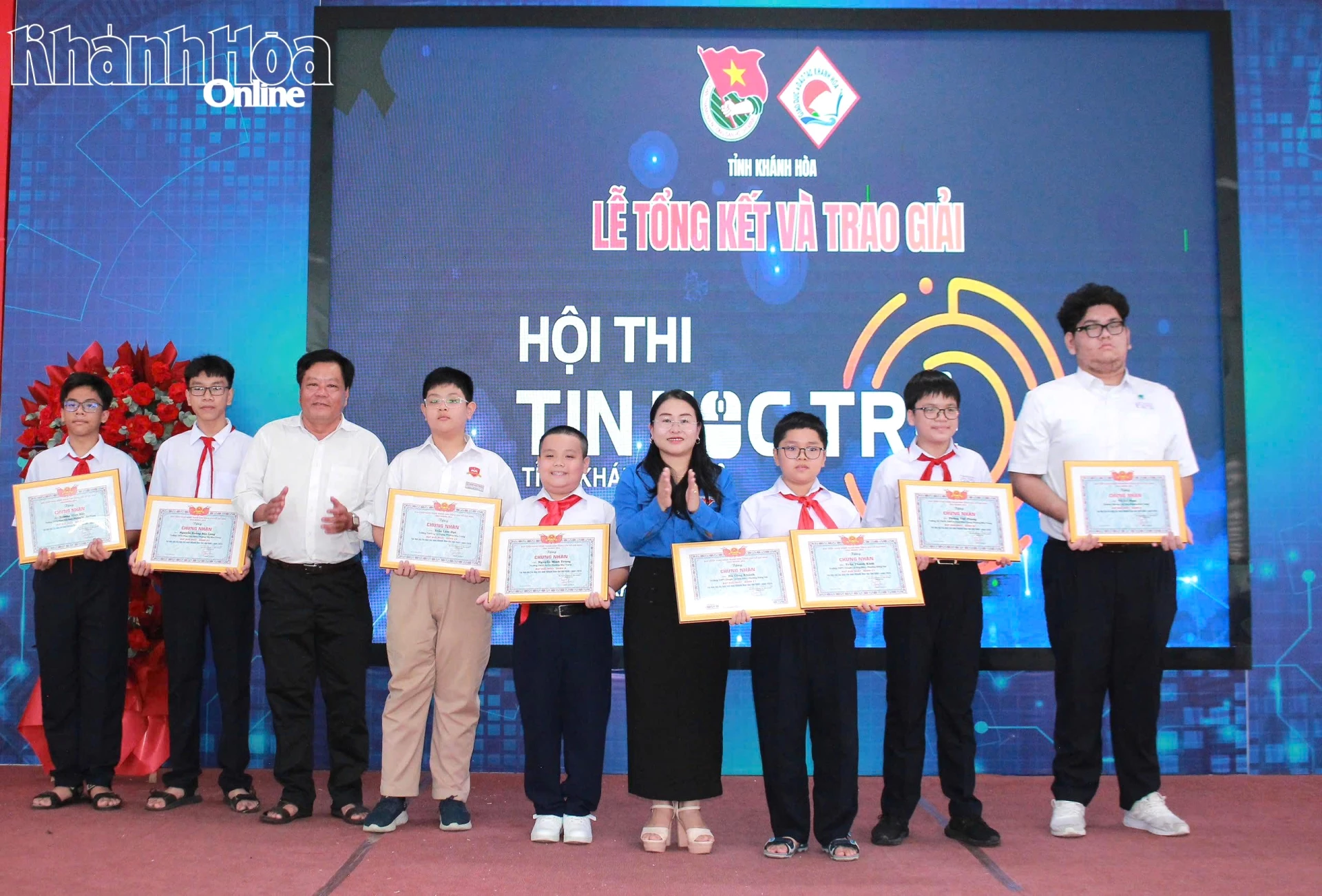 Các em học sinh đạt giải tại Hội thi Tin học trẻ tỉnh Khánh Hòa lần thứ XXXI, năm 2026 nhận bằng khen tại hội nghị. 
