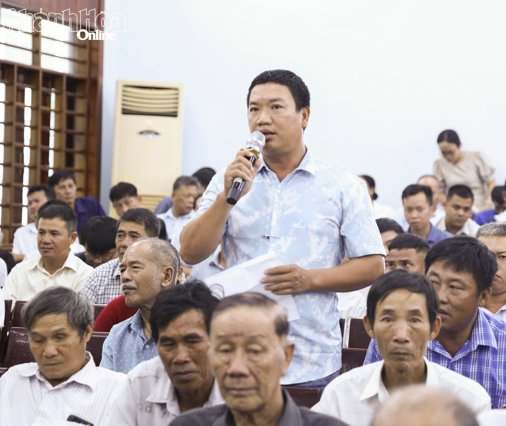 
Cử tri nêu kiến nghị tại buổi tiếp xúc.