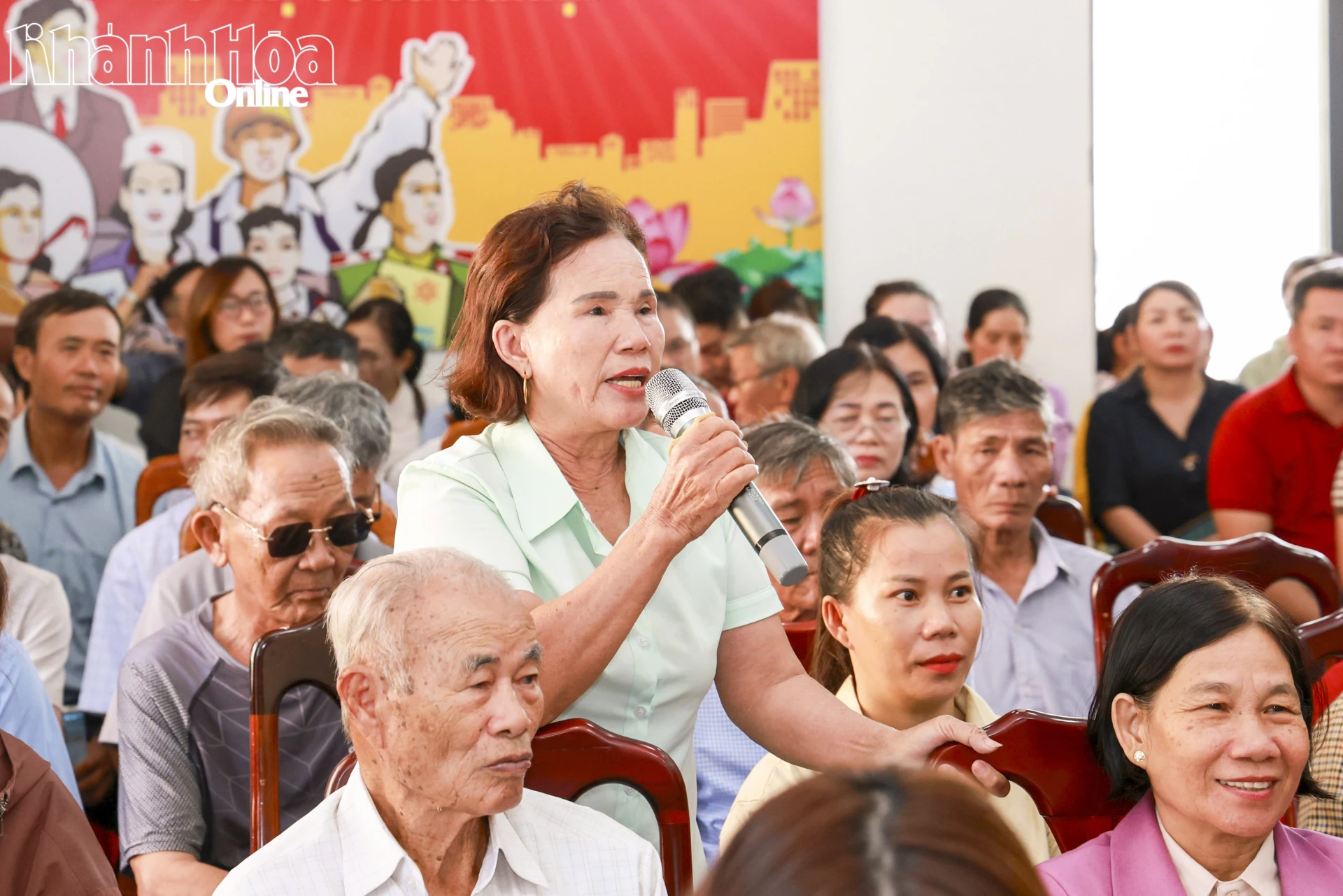 Cử tri nêu kiến nghị tại buổi tiếp xúc.