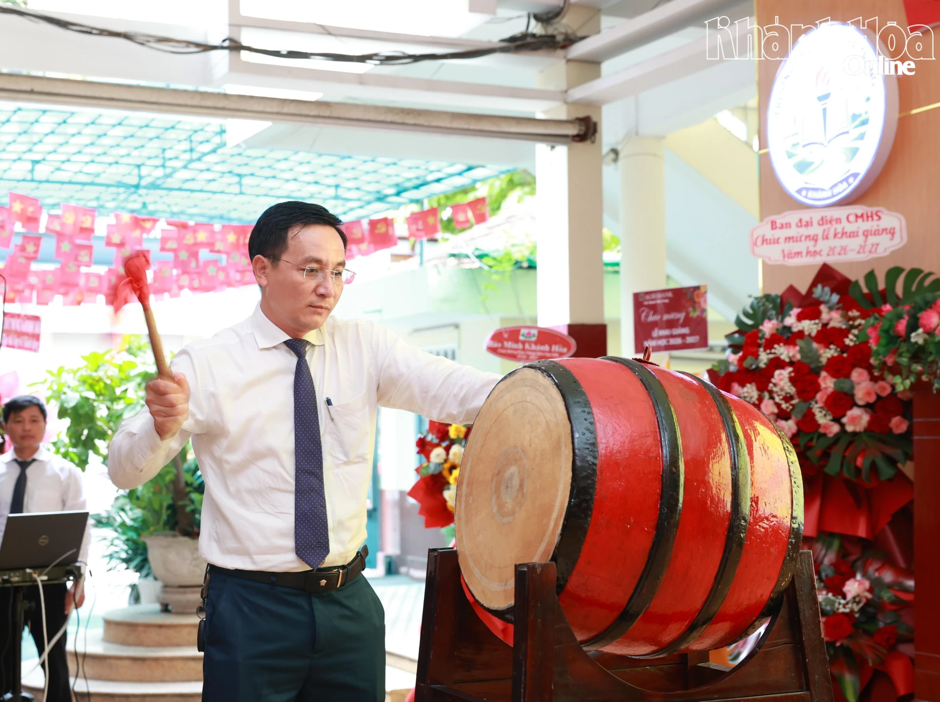 Thầy giáo Nguyễn Anh Hữu - Hiệu trưởng Trường THCS Tây Nha Trang đánh trống khai giảng năm học mới