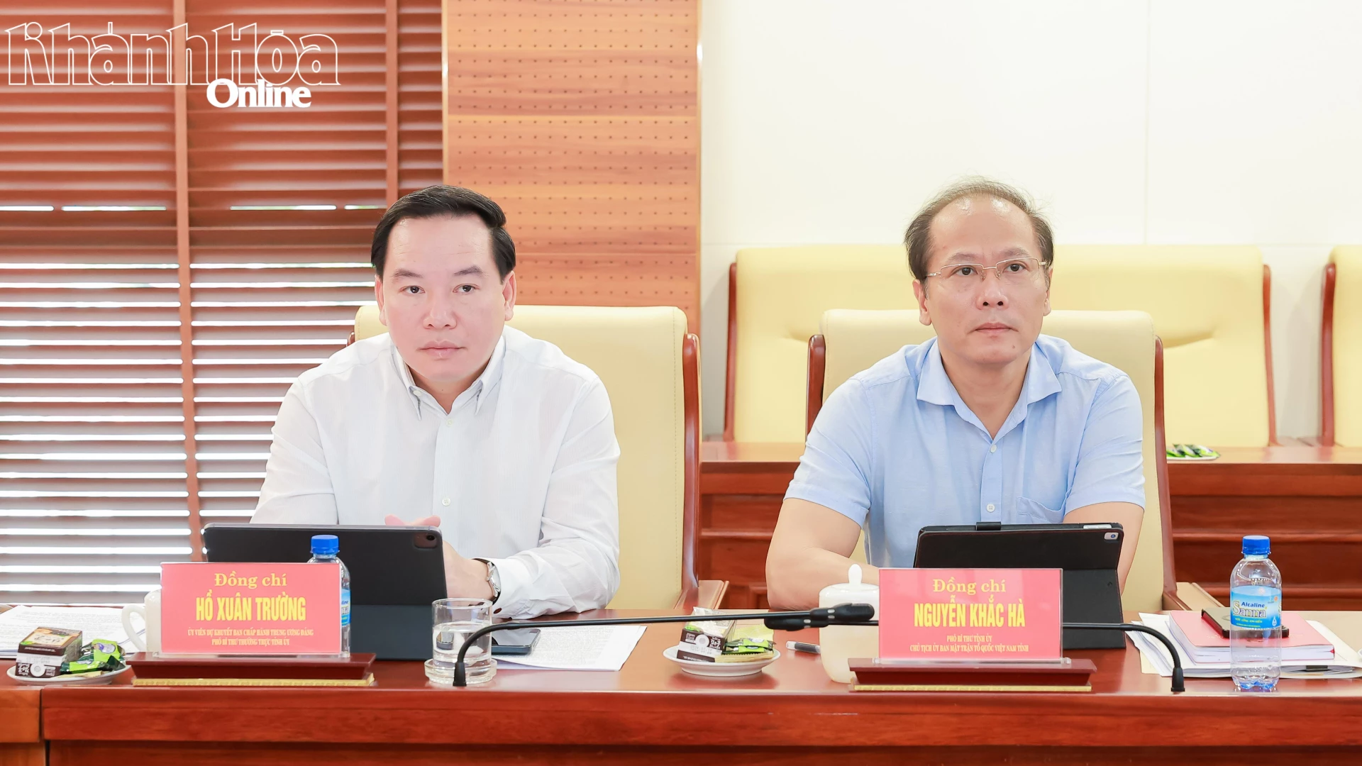 Các đồng chí: Hồ Xuân Trường, Nguyễn Khắc Hà tham dự hội nghị.