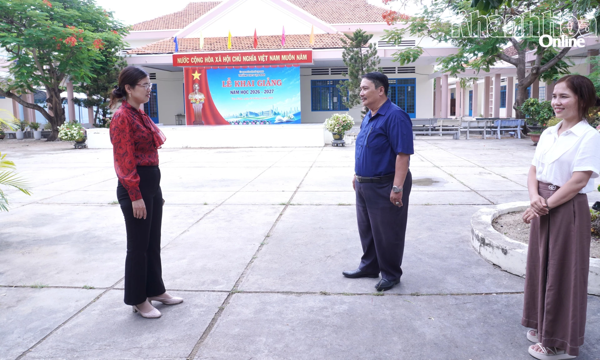Lãnh đạo xã Vạn Ninh kiểm tra công tác chuẩn bị cho Lễ khai giảng năm học 2026-2027 tại trường THCS Vạn Ninh (điểm chính).