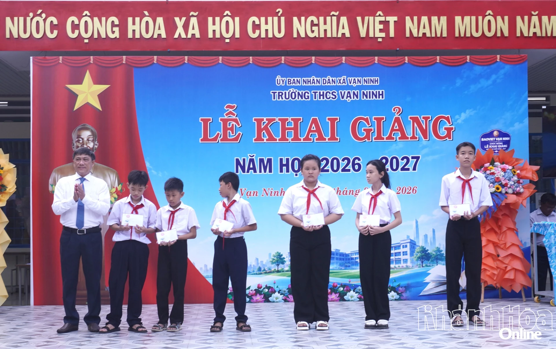 Lãnh đạo xã Vạn Ninh tặng quà cho học sinh có hoàn cảnh khó khăn.