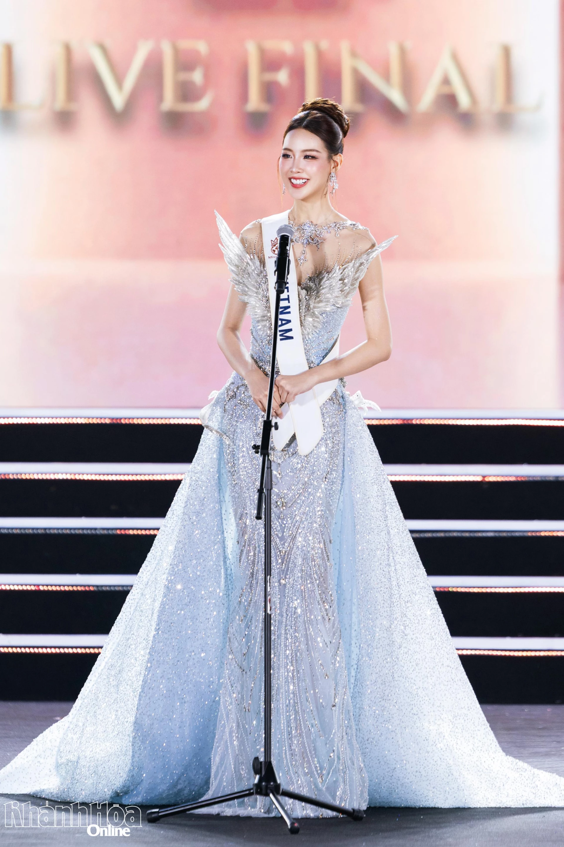 Lê Nguyễn Bảo Ngọc trả lời phần thi ứng xử ở chung kết Miss World 2026