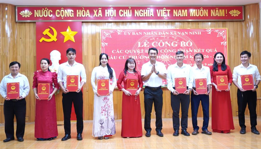 Lãnh đạo UBND xã Vạn Ninh trao quyết định cho các trưởng thôn.