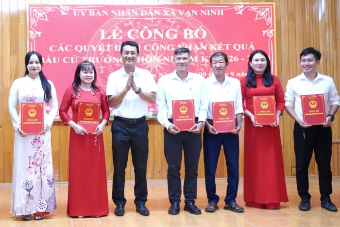 Xã Vạn Ninh trao quyết định công nhận 19 trưởng thôn