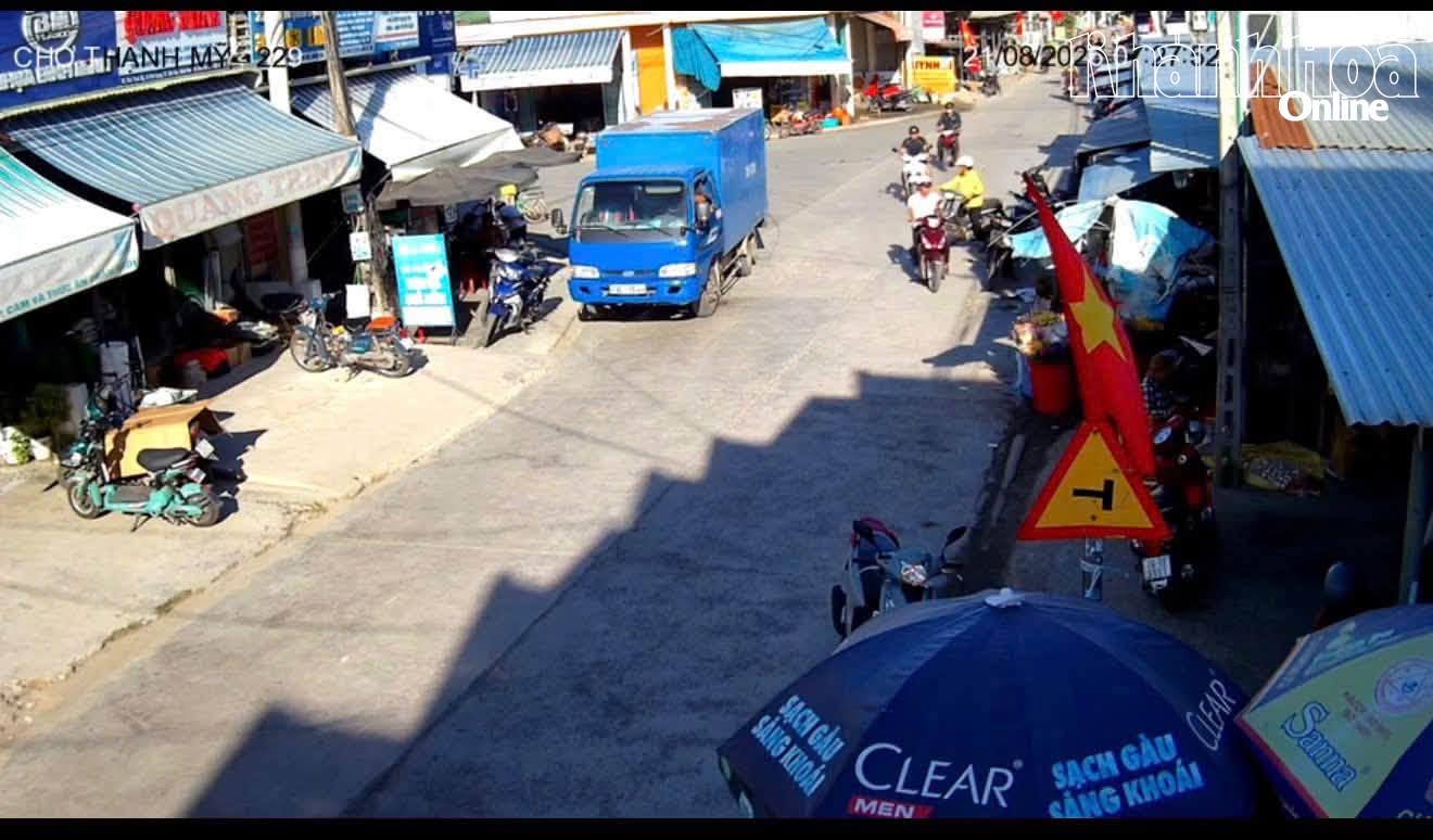 Hệ  thống  Camera  giám  sát  an  ninh  trật  tự  trên  địa bàn  phường Đông Ninh  Hòa phát hiện xe tải đậu sai quy định thời  điểm  tháng  8-2026. Sau  đó  tài  xế  đã  bị  lực  lượng  Cảnh  sát  giao  thông  xử phạt theo quy định