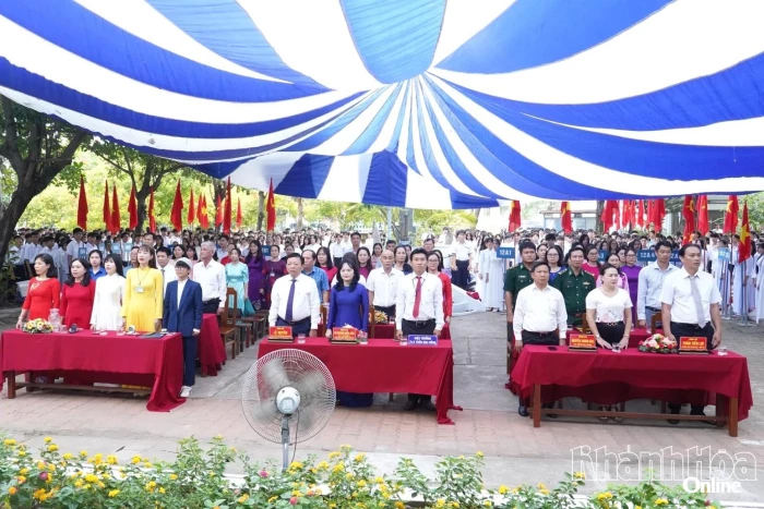 Phó Chủ tịch UBND tỉnh Lê Huyền dự lễ khai giảng tại Trường THPT Chu Văn An