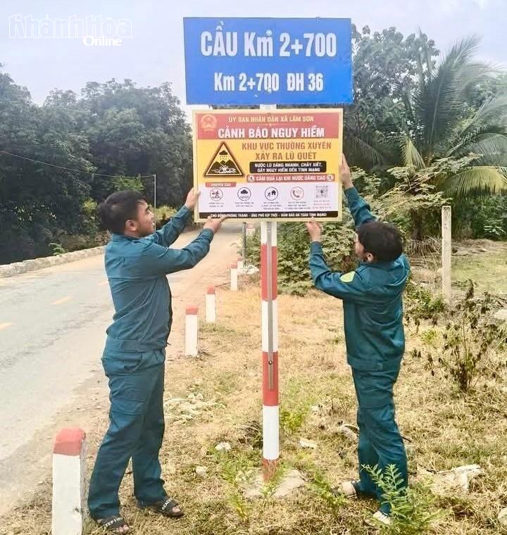 Lực lượng chức năng xã Lâm Sơn lắp đặt biển cảnh báo nguy hiểm tại khu vực Suối Cát, thôn Tầm Ngân.