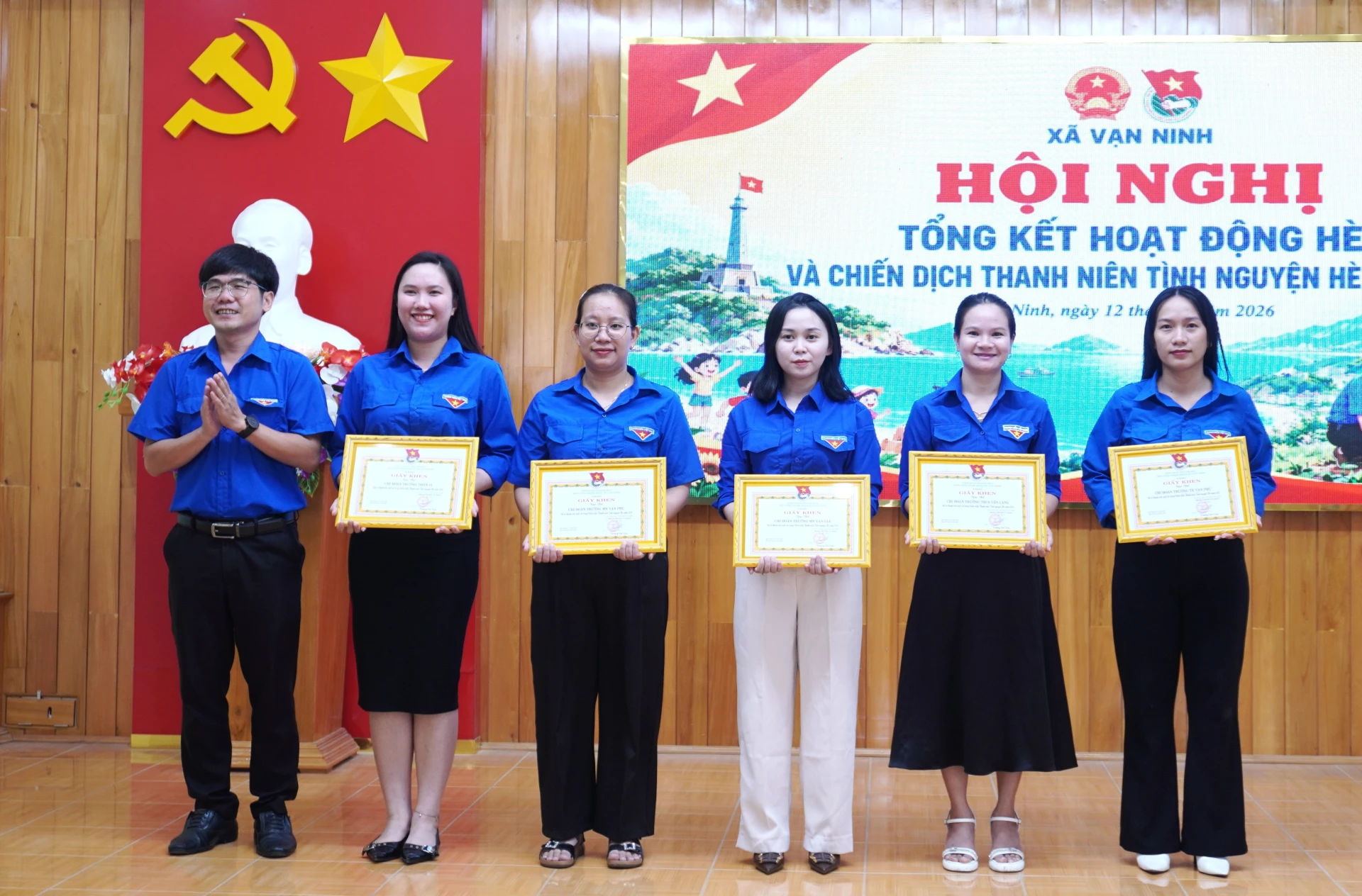 Lãnh đạo Đoàn Thanh niên xã Vạn Ninh tặng giấy khen cho các tập thể.
